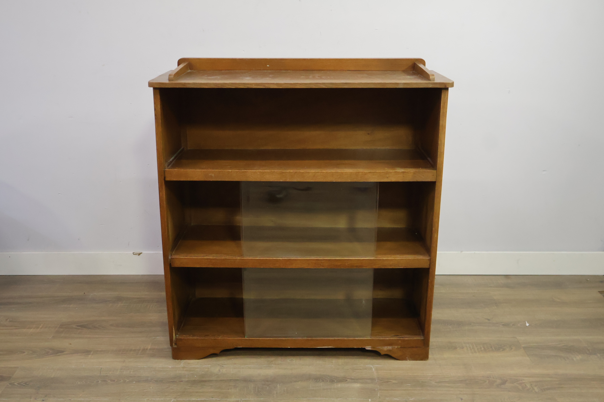 Art Deco kast, Vitinre boekenkast - Glazen Schuifdeuren – foto 11 – kavel bij GSD Auctions, Zoeterwoude