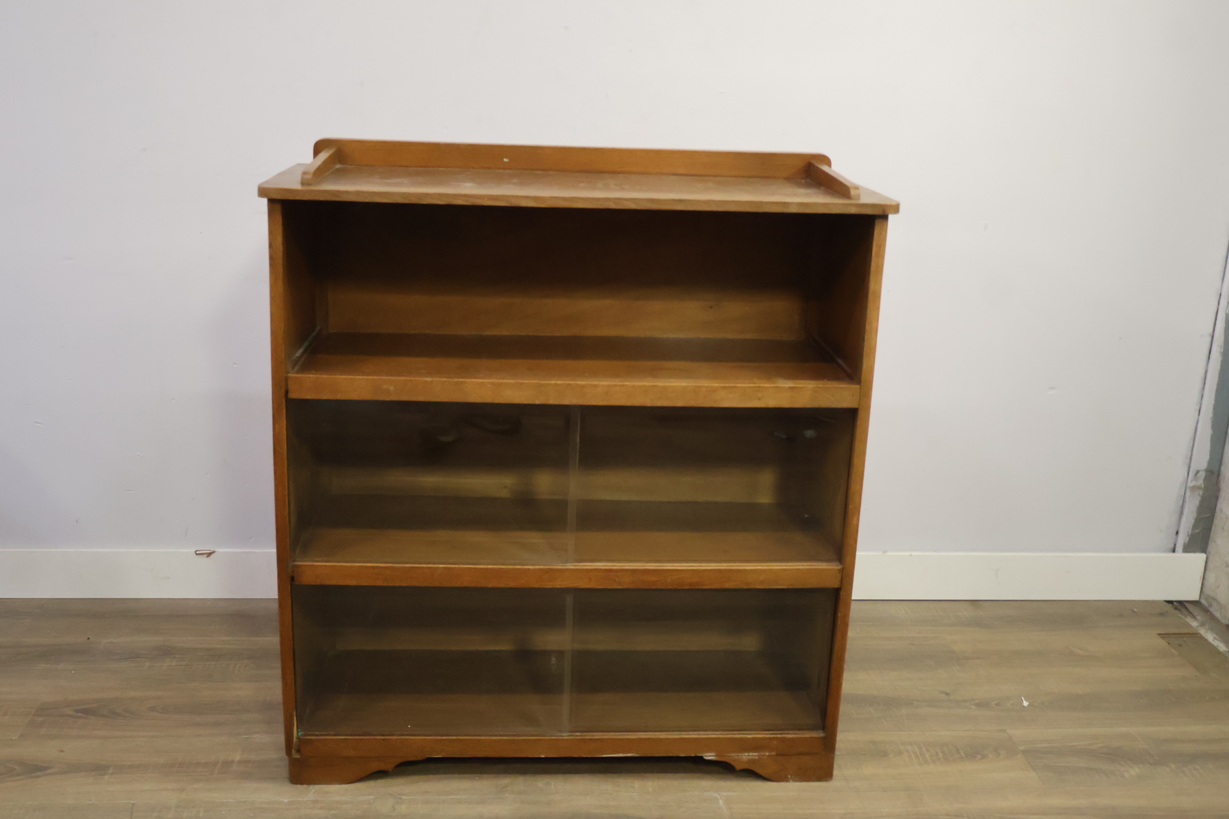 Art Deco kast, Vitinre boekenkast - Glazen Schuifdeuren – foto 13 – kavel bij GSD Auctions, Zoeterwoude