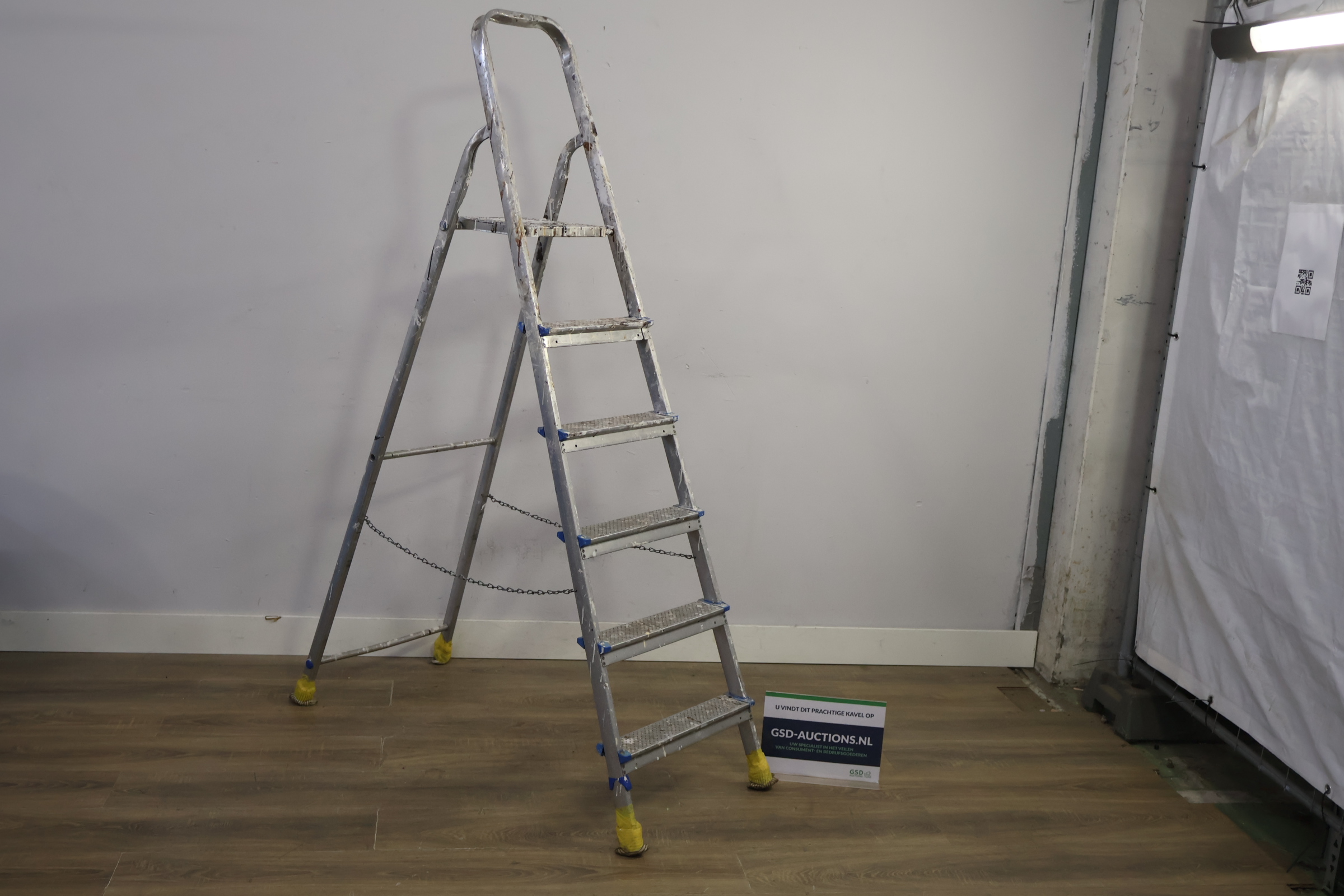 Opvouwbare aluminium trapladder 6 treden – foto 2 – kavel bij GSD Auctions, Zoeterwoude