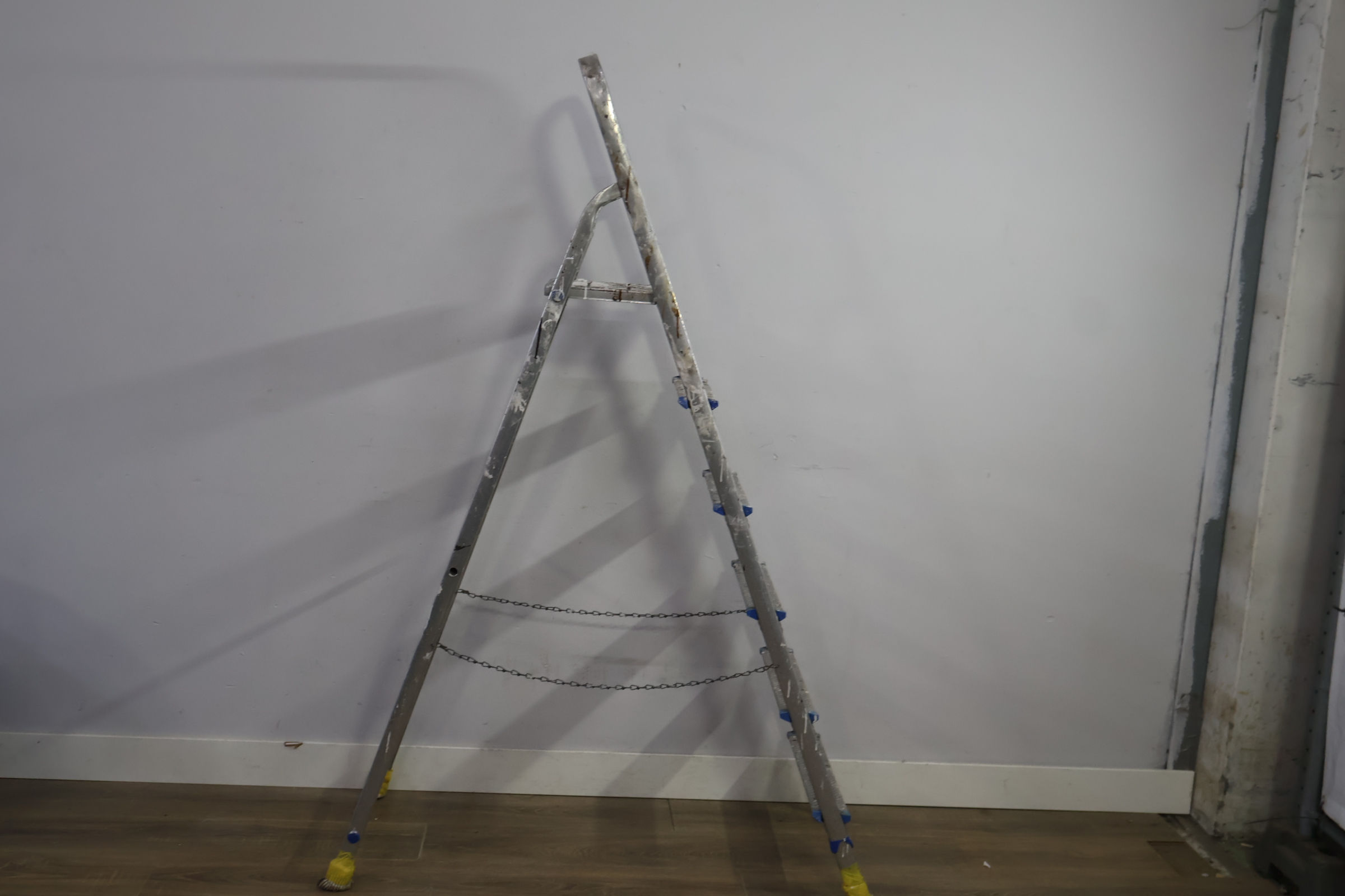 Opvouwbare aluminium trapladder 6 treden – foto 3 – kavel bij GSD Auctions, Zoeterwoude