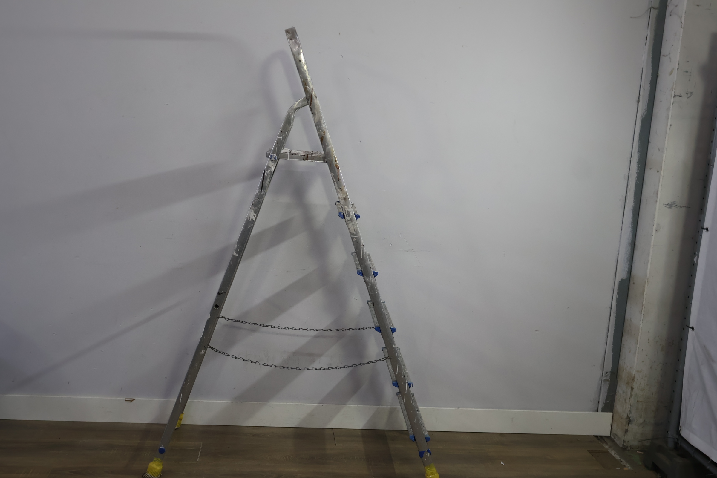 Opvouwbare aluminium trapladder 6 treden – foto 4 – kavel bij GSD Auctions, Zoeterwoude