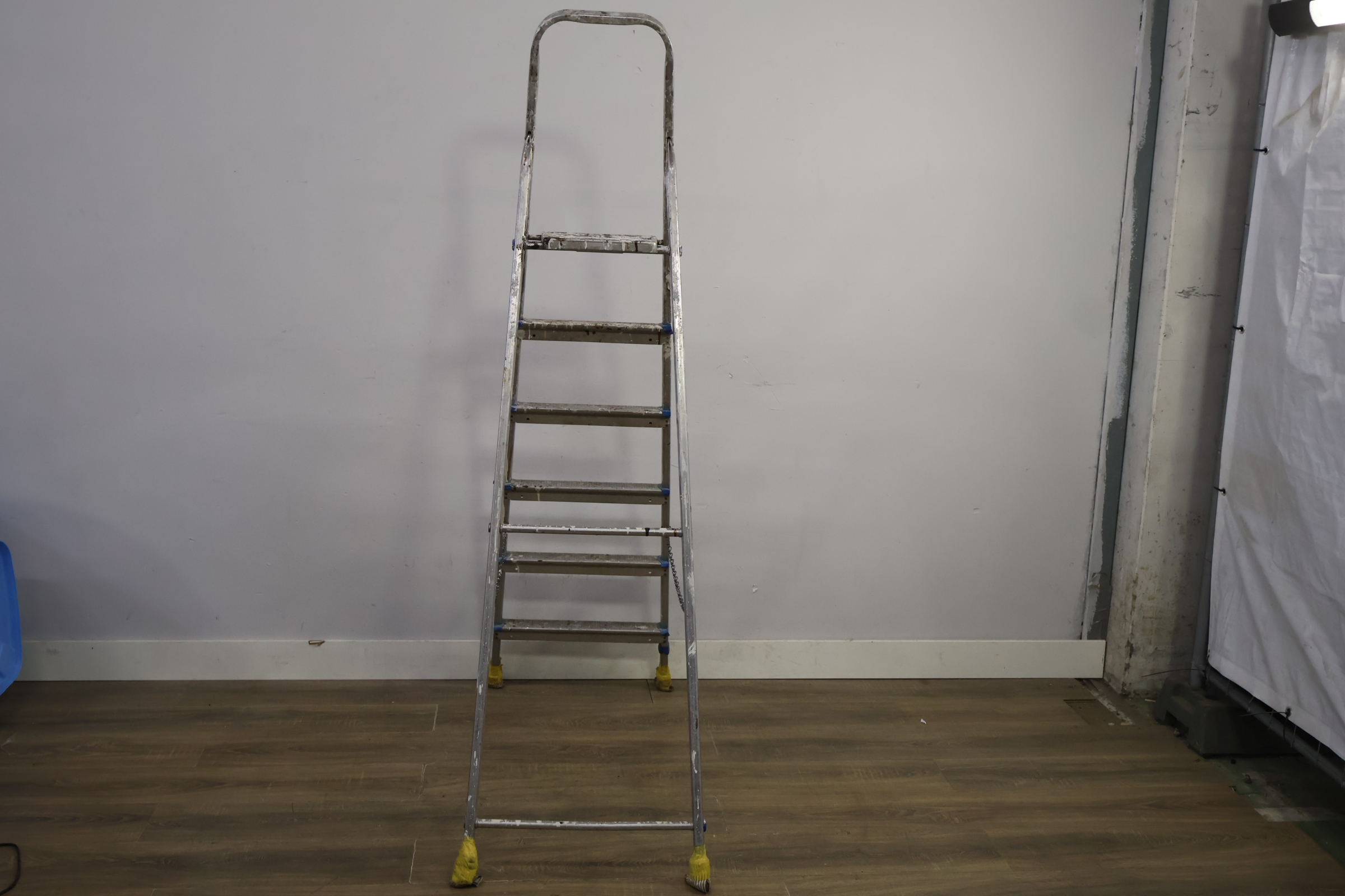 Opvouwbare aluminium trapladder 6 treden – foto 5 – kavel bij GSD Auctions, Zoeterwoude