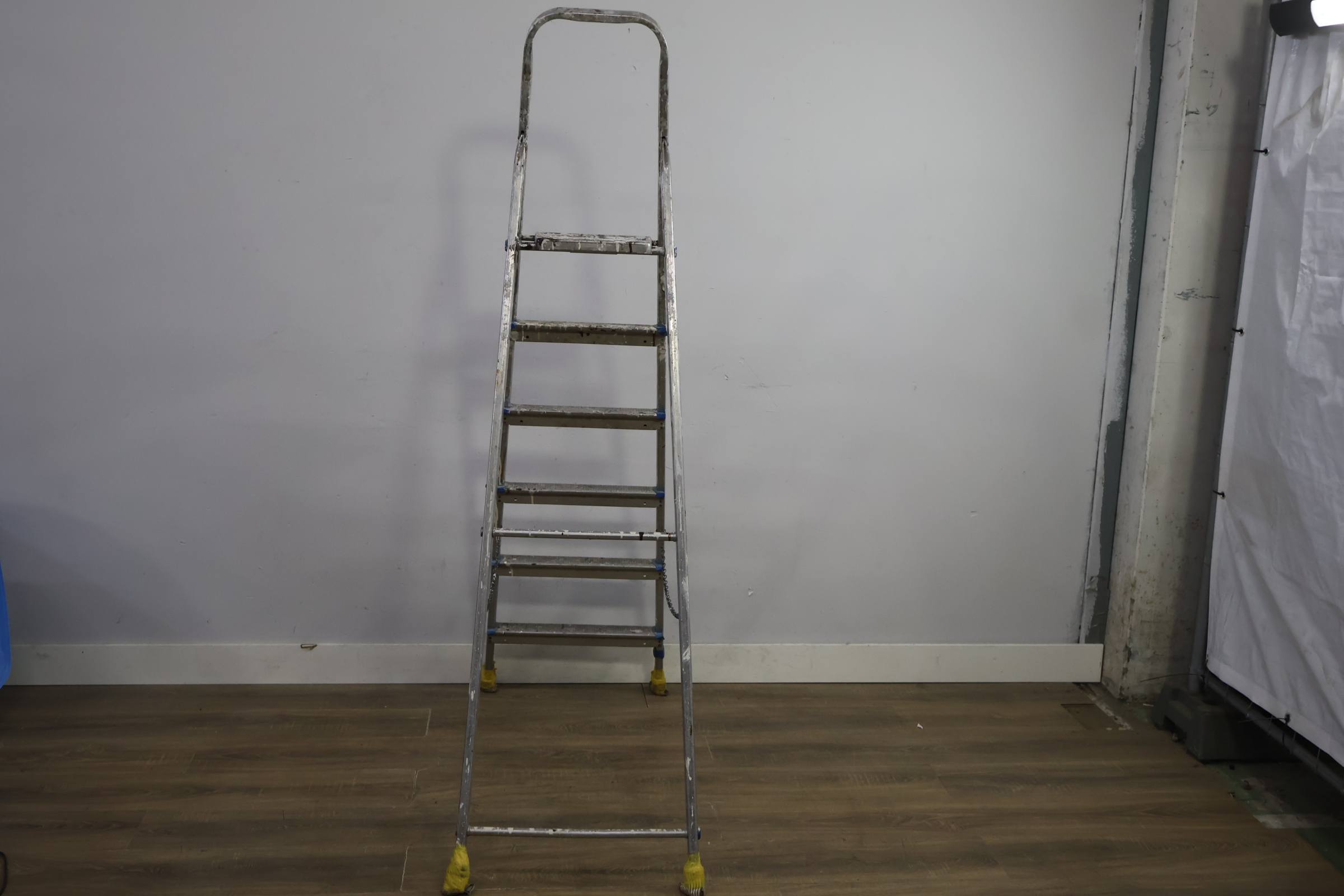 Opvouwbare aluminium trapladder 6 treden – foto 6 – kavel bij GSD Auctions, Zoeterwoude