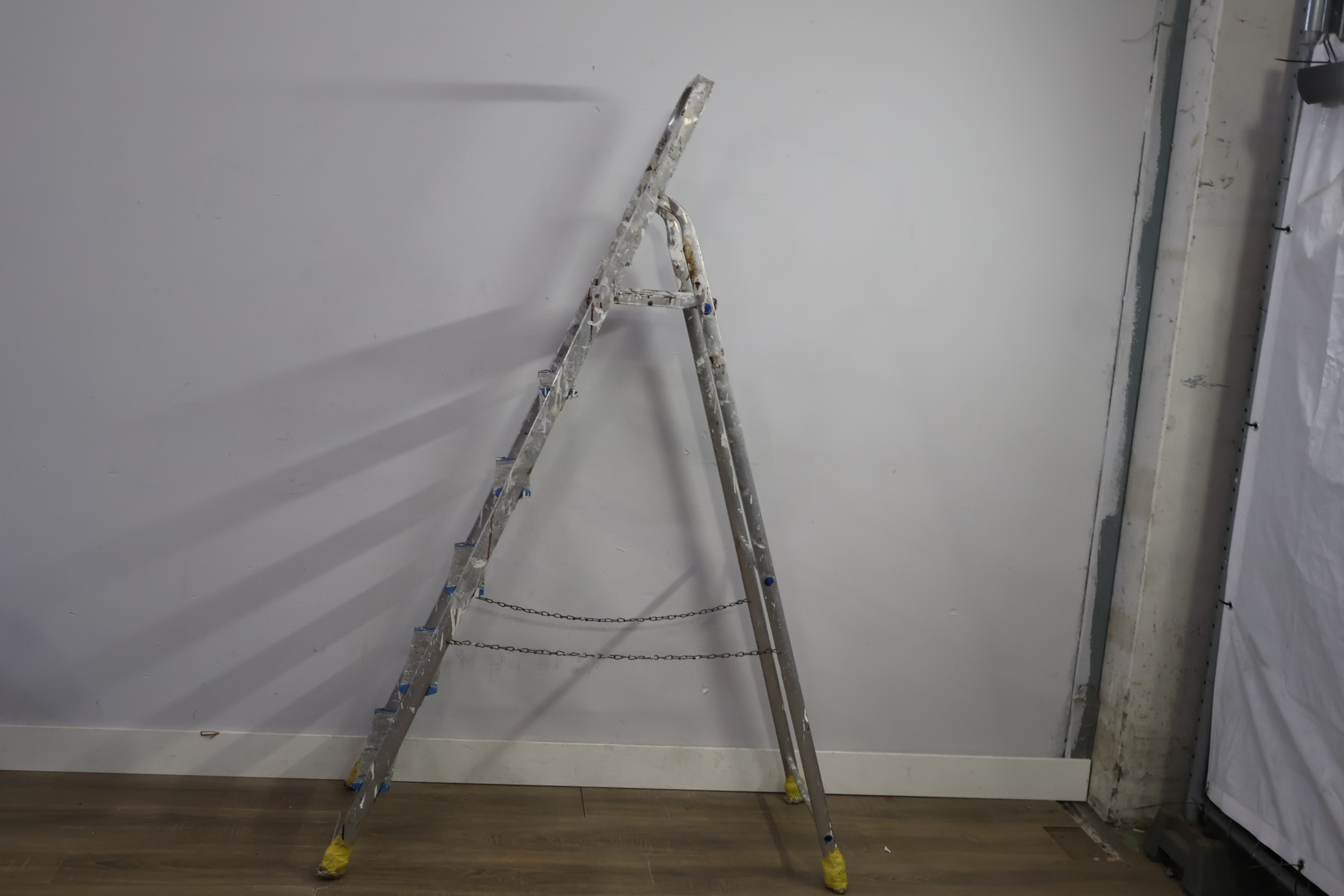 Opvouwbare aluminium trapladder 6 treden – foto 7 – kavel bij GSD Auctions, Zoeterwoude