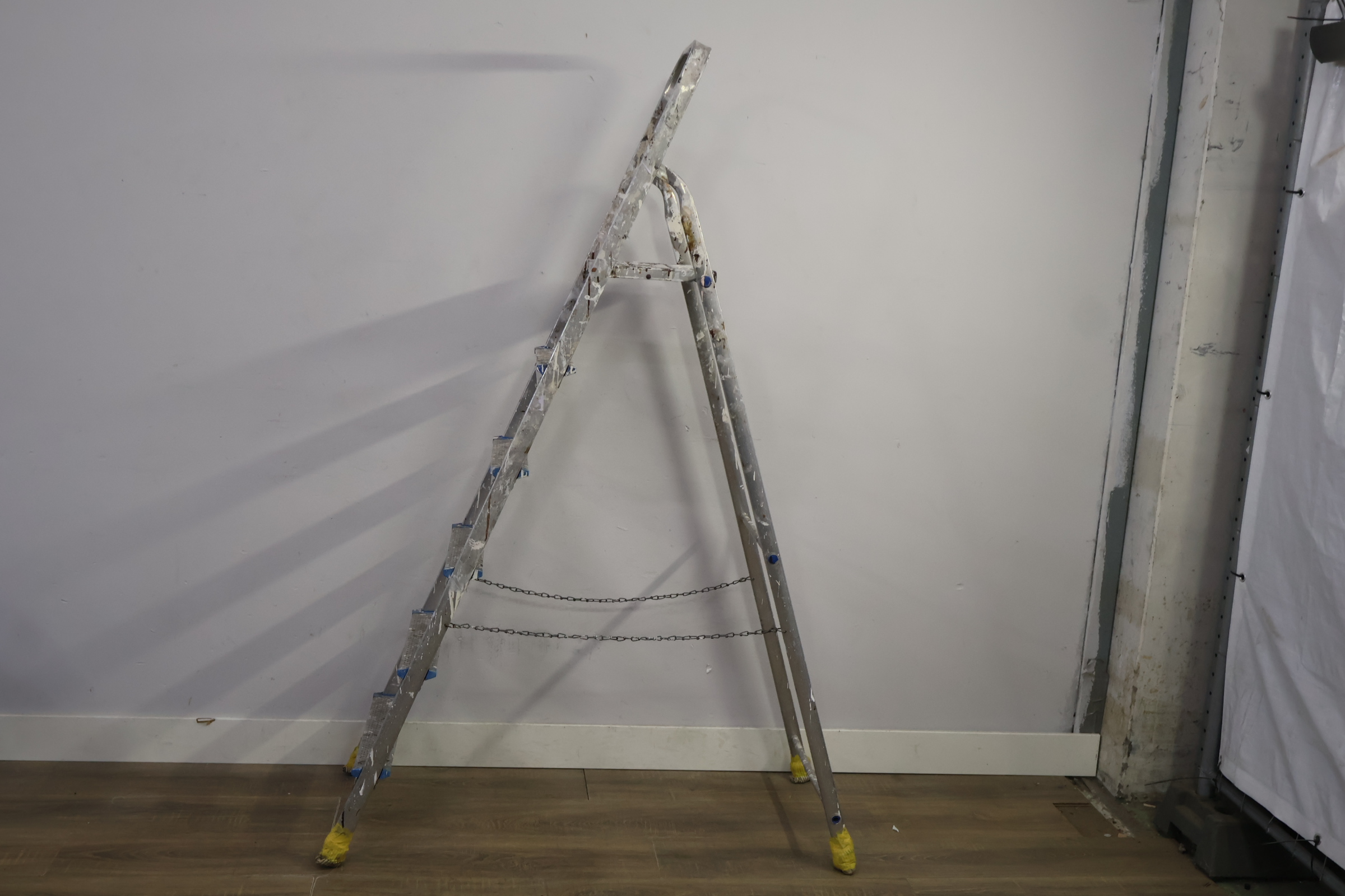 Opvouwbare aluminium trapladder 6 treden – foto 8 – kavel bij GSD Auctions, Zoeterwoude