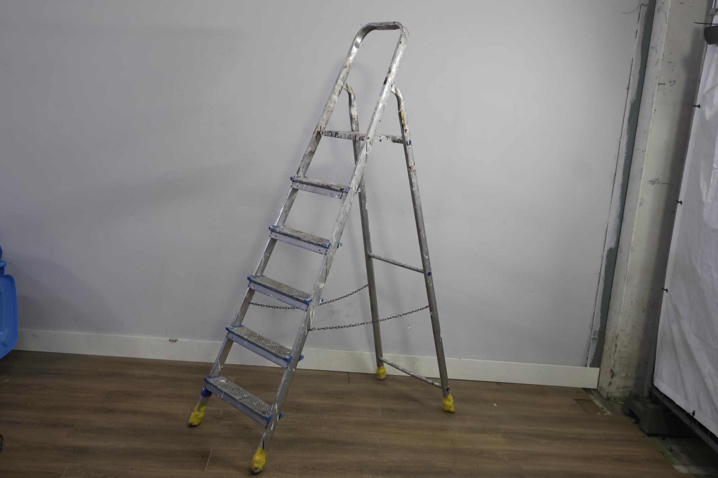Opvouwbare aluminium trapladder 6 treden – foto 9 – kavel bij GSD Auctions, Zoeterwoude