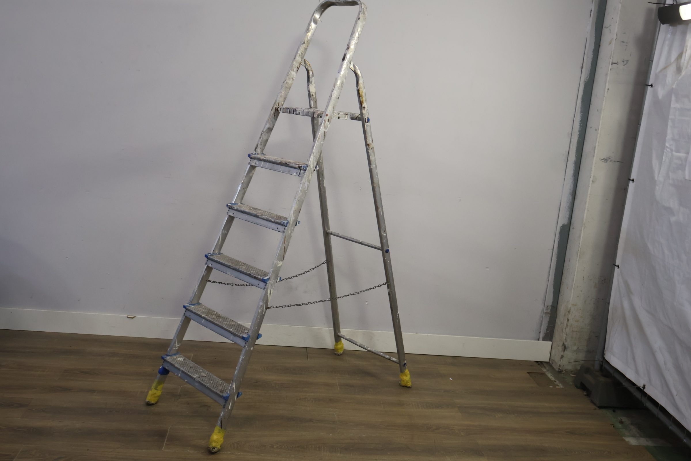 Opvouwbare aluminium trapladder 6 treden – foto 10 – kavel bij GSD Auctions, Zoeterwoude