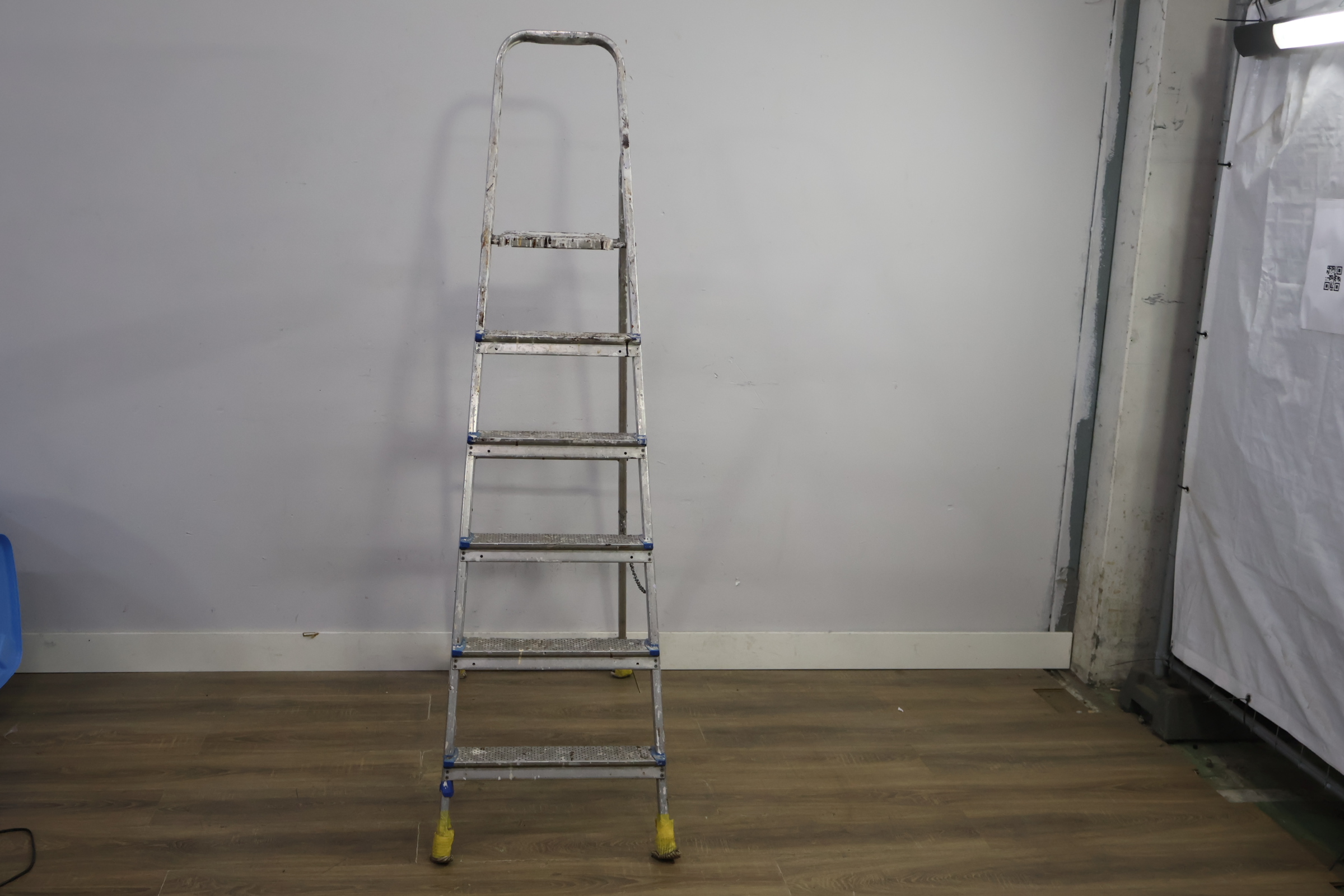 Opvouwbare aluminium trapladder 6 treden – foto 11 – kavel bij GSD Auctions, Zoeterwoude