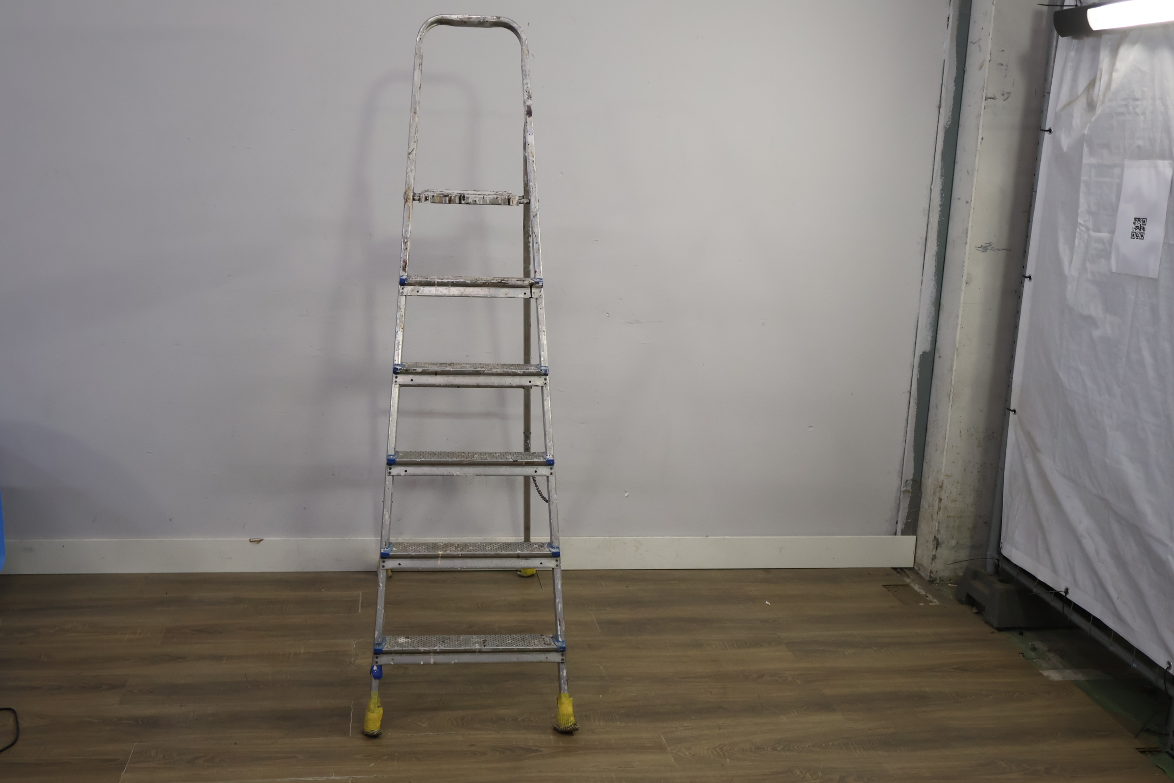 Opvouwbare aluminium trapladder 6 treden – foto 12 – kavel bij GSD Auctions, Zoeterwoude