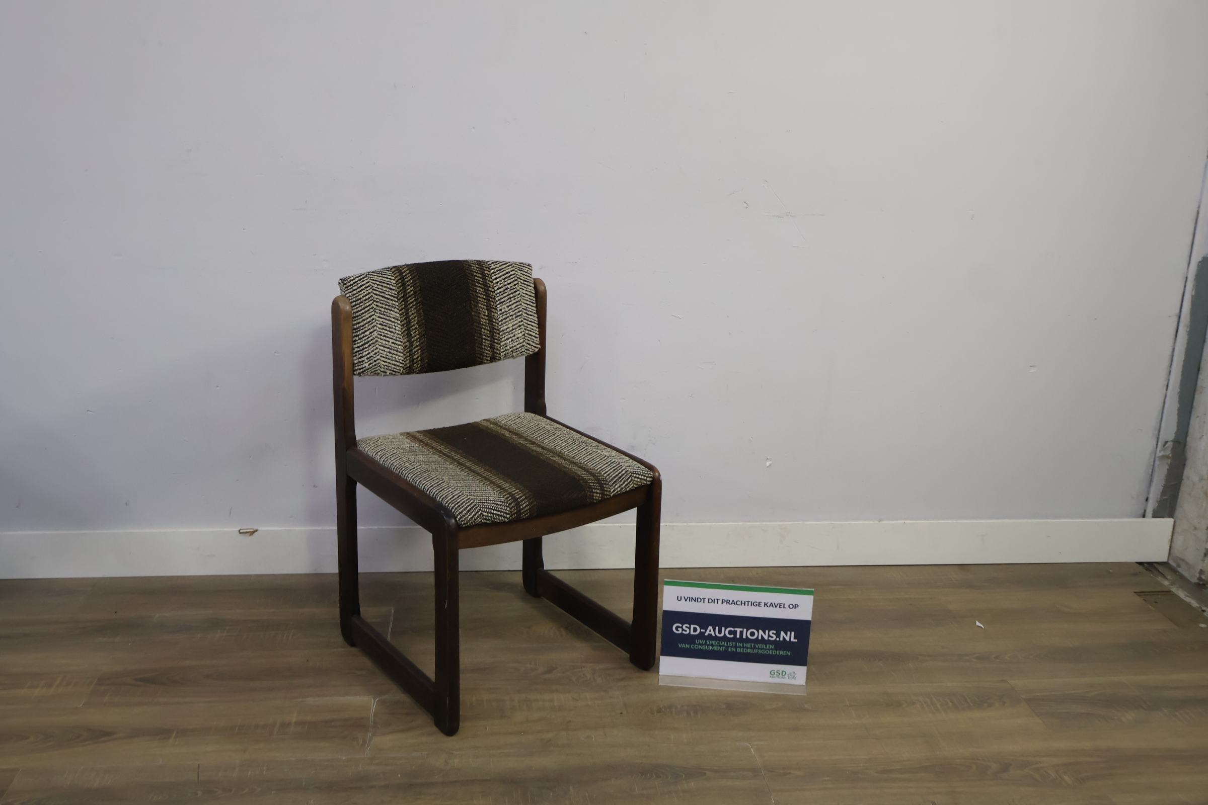 Vintage stoel met bruin gestreepte bekleding - Jaren '60 – foto 2 – kavel bij GSD Auctions, Zoeterwoude