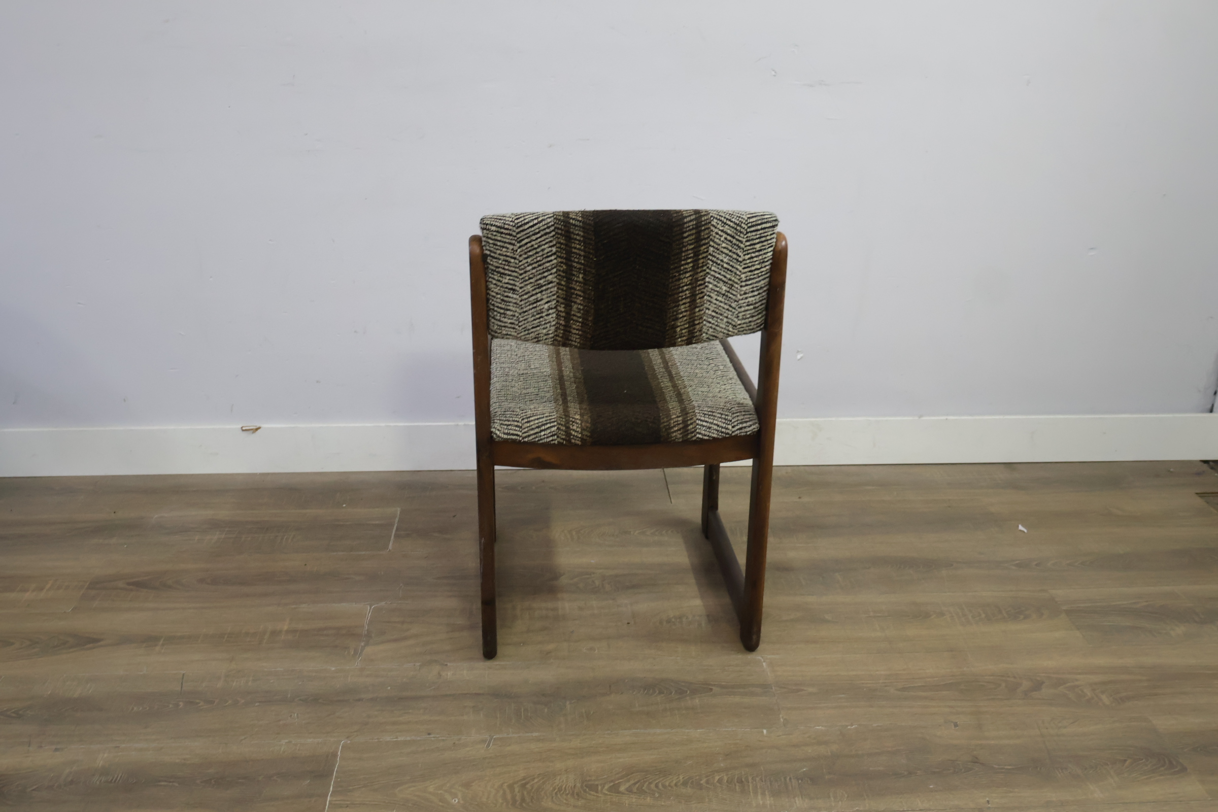 Vintage stoel met bruin gestreepte bekleding - Jaren '60 – foto 5 – kavel bij GSD Auctions, Zoeterwoude