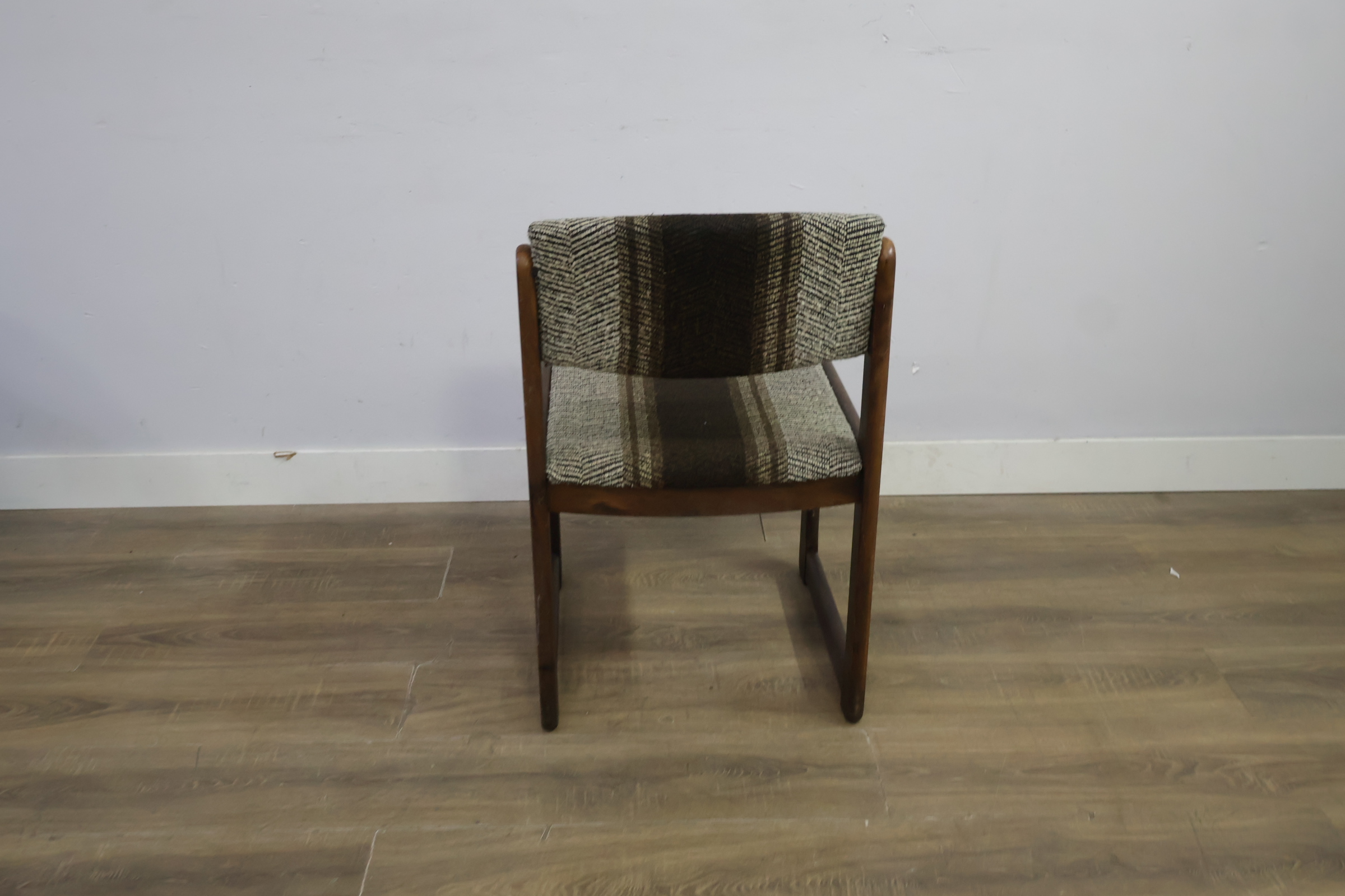 Vintage stoel met bruin gestreepte bekleding - Jaren '60 – foto 6 – kavel bij GSD Auctions, Zoeterwoude