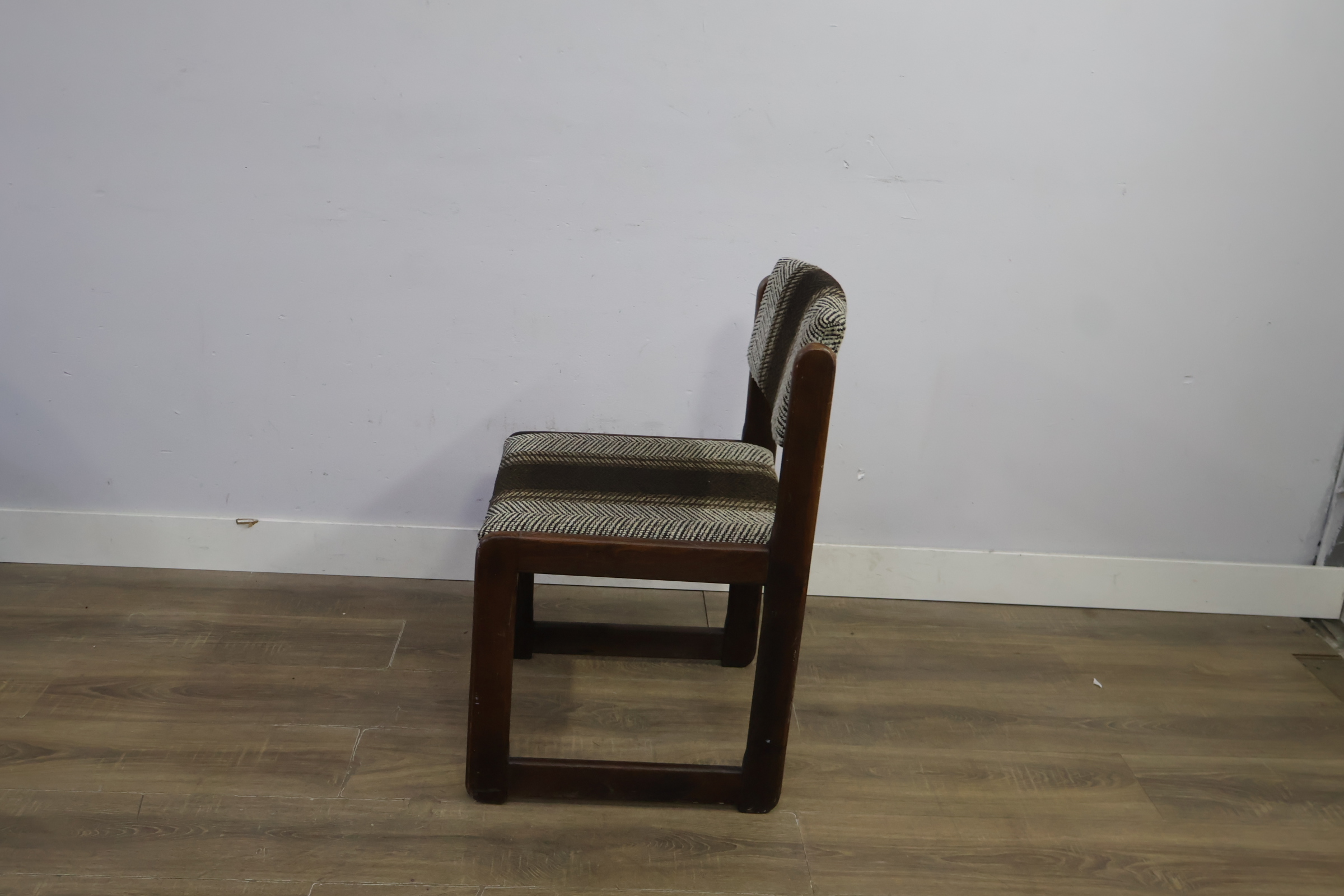 Vintage stoel met bruin gestreepte bekleding - Jaren '60 – foto 7 – kavel bij GSD Auctions, Zoeterwoude