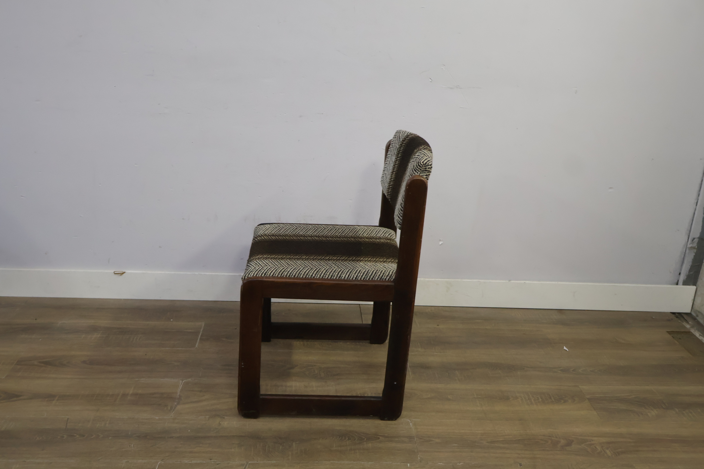 Vintage stoel met bruin gestreepte bekleding - Jaren '60 – foto 8 – kavel bij GSD Auctions, Zoeterwoude