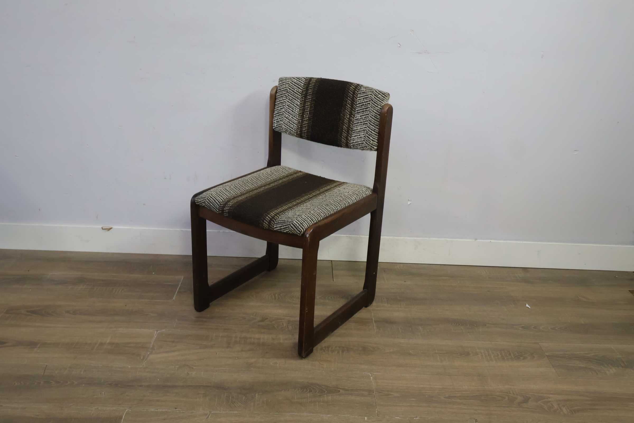 Vintage stoel met bruin gestreepte bekleding - Jaren '60 – foto 9 – kavel bij GSD Auctions, Zoeterwoude