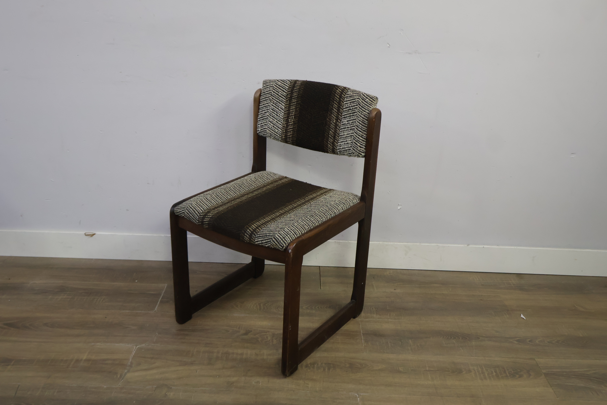 Vintage stoel met bruin gestreepte bekleding - Jaren '60 – foto 10 – kavel bij GSD Auctions, Zoeterwoude