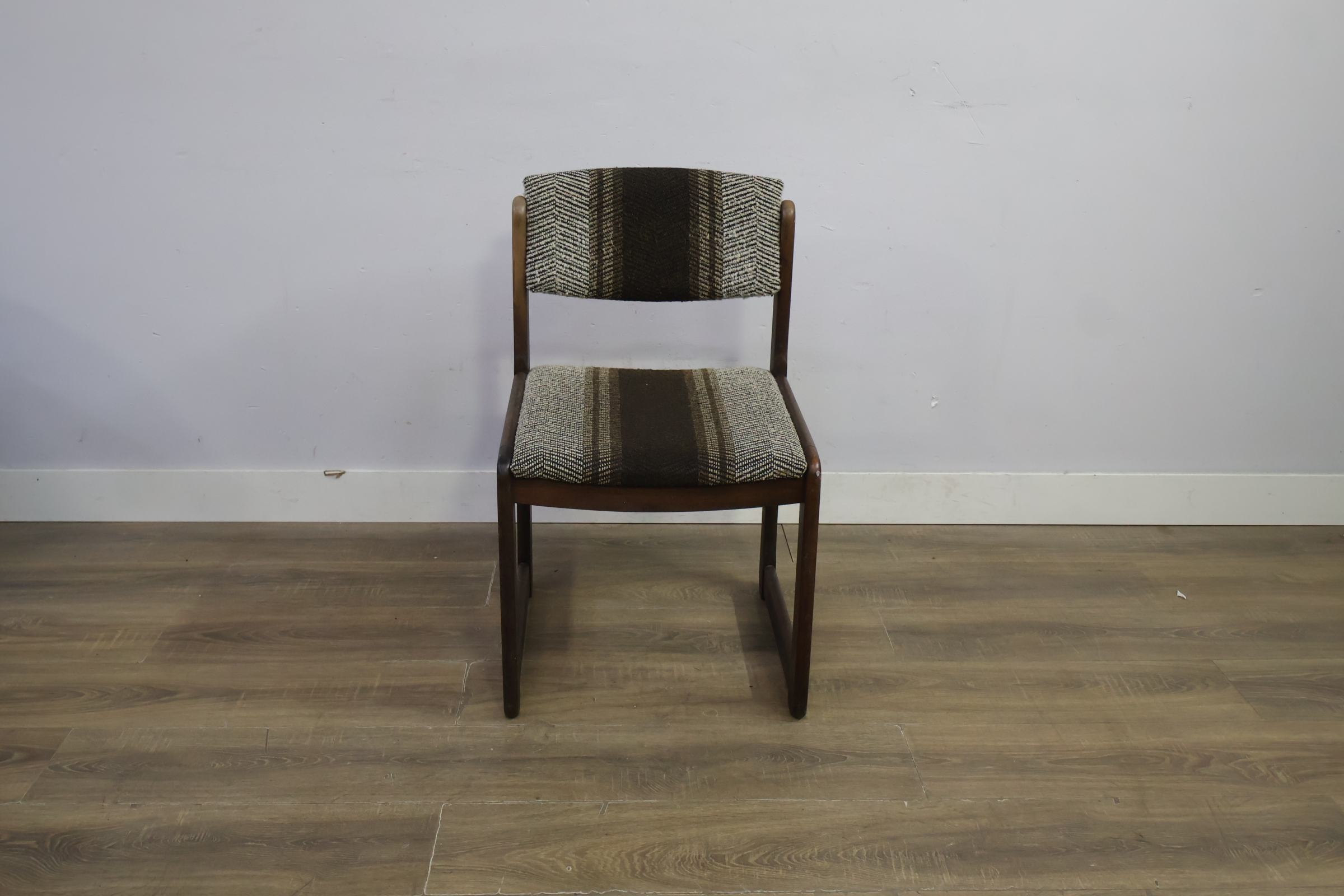 Vintage stoel met bruin gestreepte bekleding - Jaren '60 – foto 11 – kavel bij GSD Auctions, Zoeterwoude
