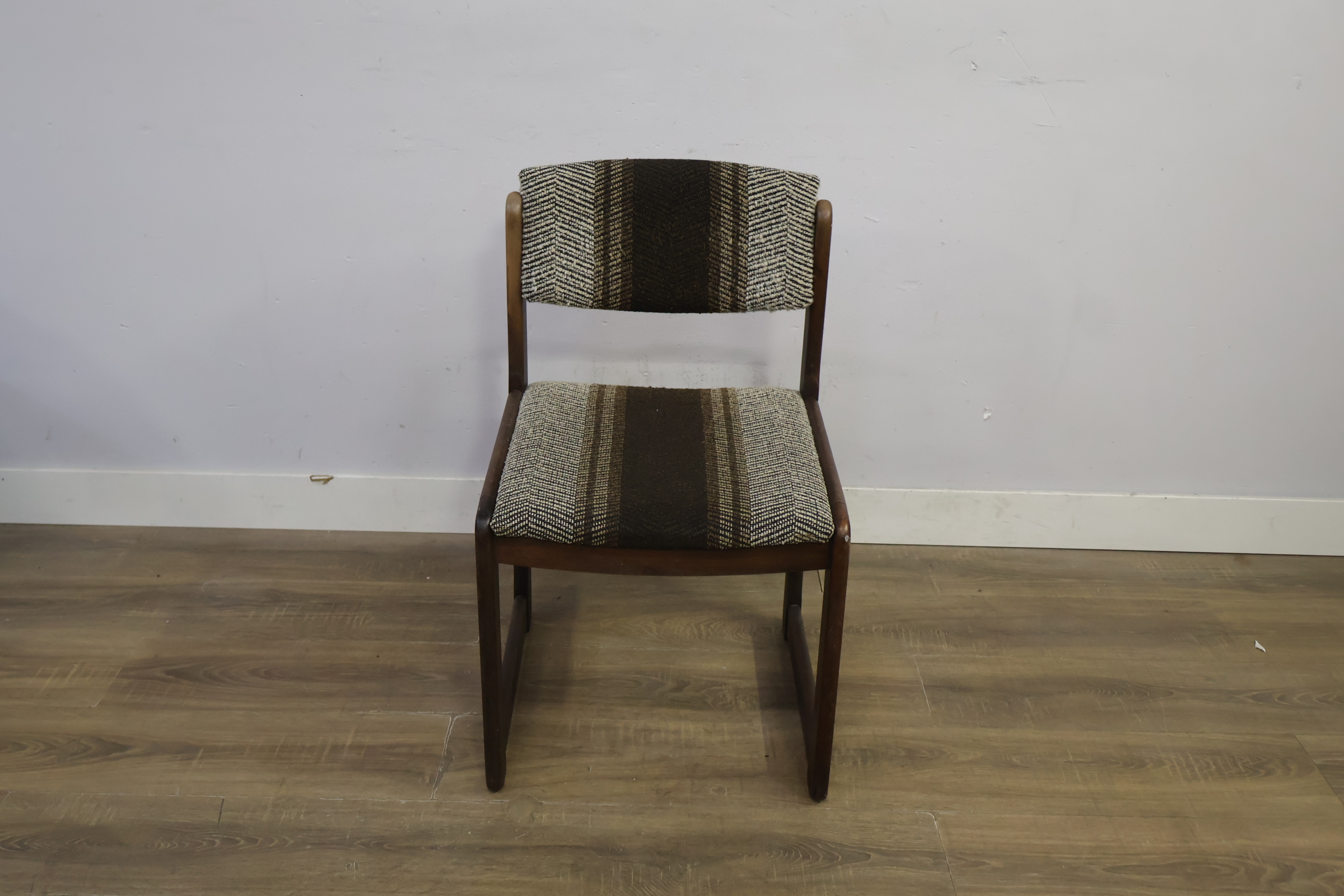 Vintage stoel met bruin gestreepte bekleding - Jaren '60 – foto 12 – kavel bij GSD Auctions, Zoeterwoude