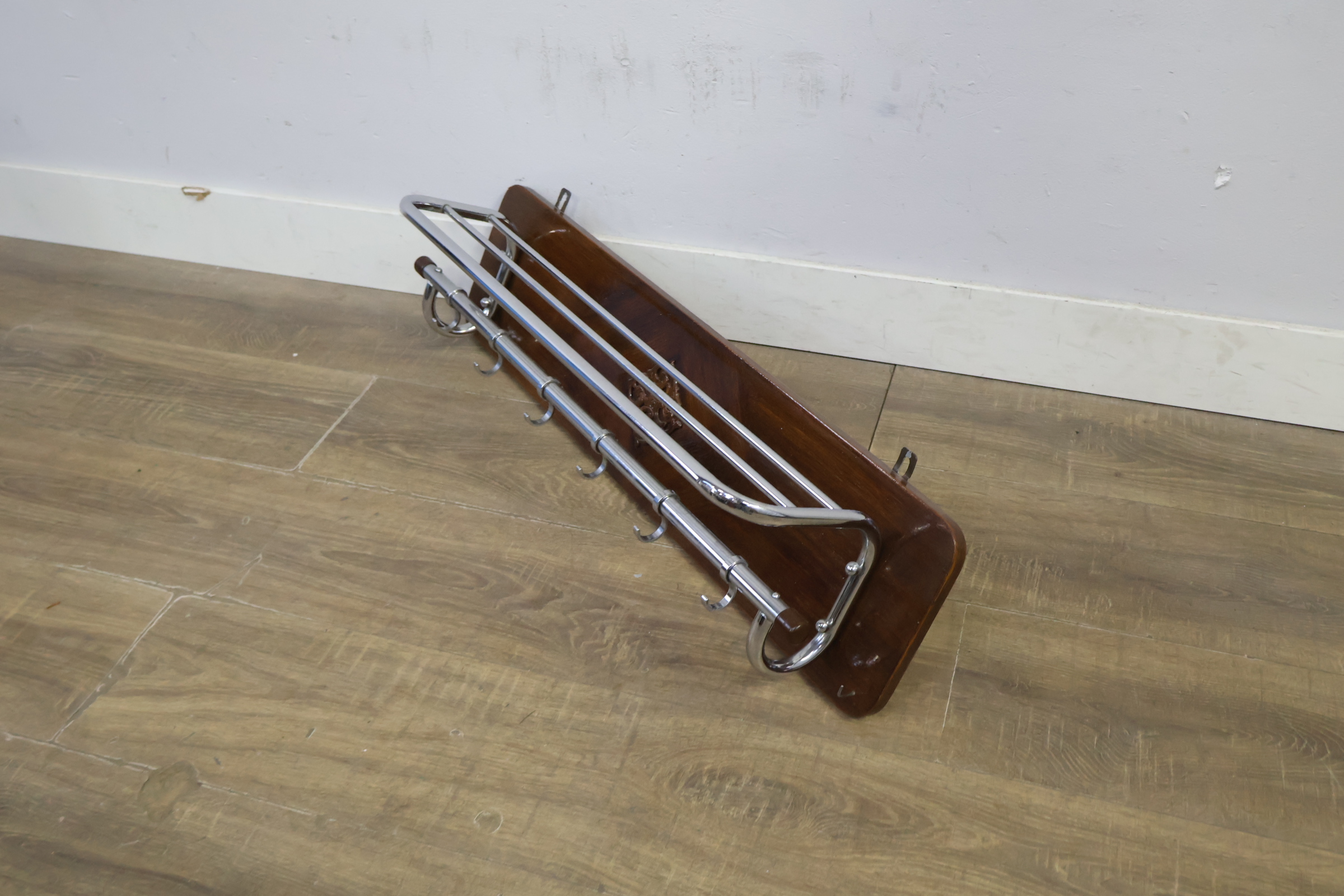 Houten kapstok met metalen haken en reling – foto 4 – kavel bij GSD Auctions, Zoeterwoude