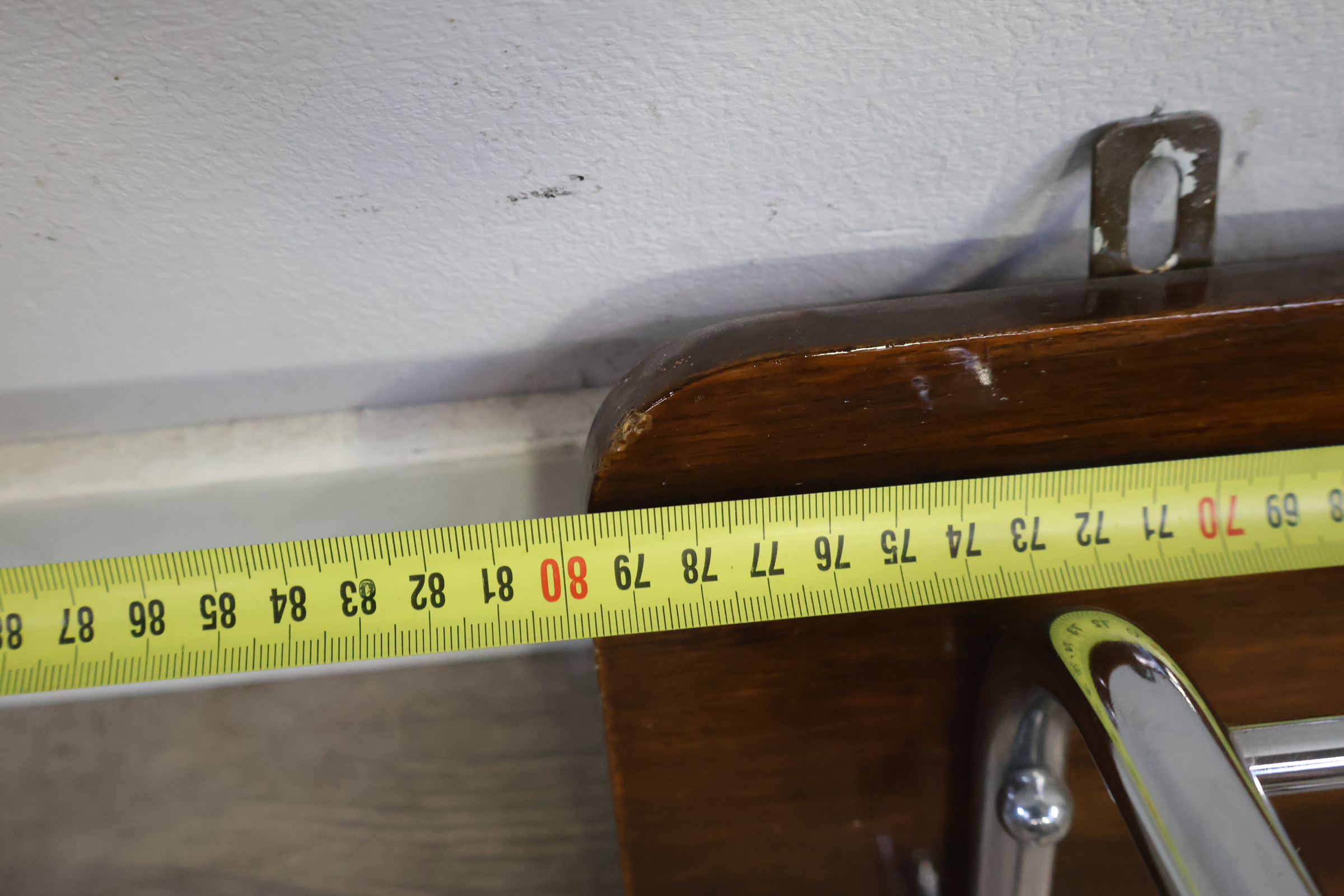 Houten kapstok met metalen haken en reling – foto 10 – kavel bij GSD Auctions, Zoeterwoude