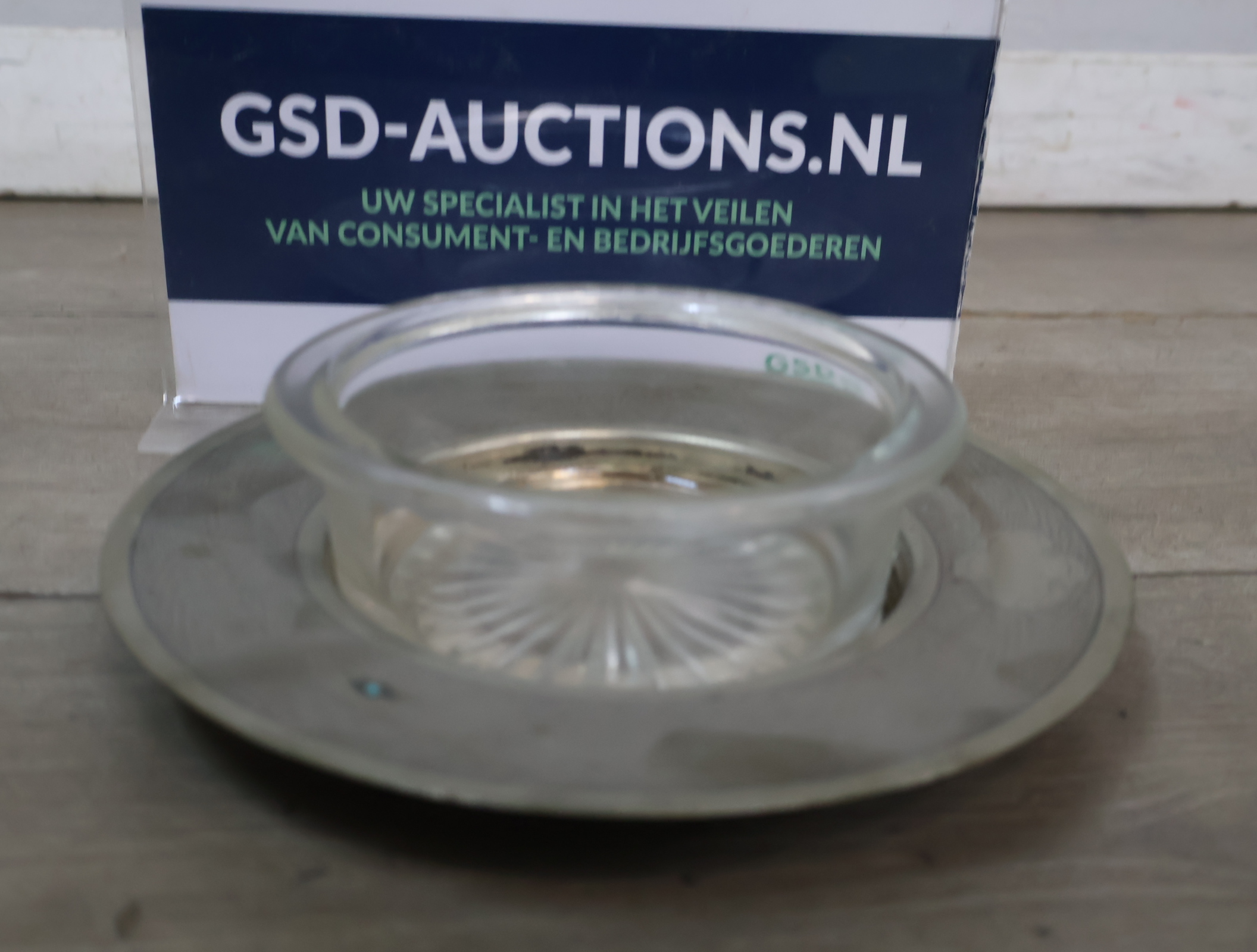 Glazen schaal met zilverkleurig onderbord – foto 2 – kavel bij GSD Auctions, Zoeterwoude