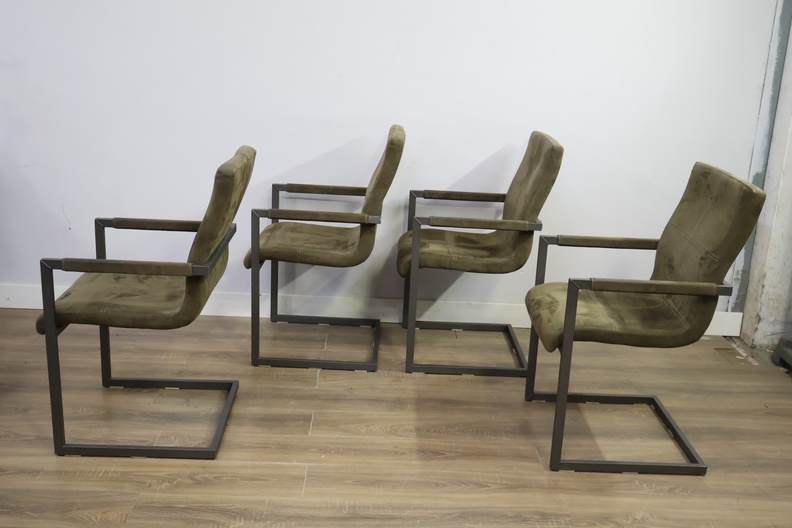 Set van 4 groene eetkamerstoelen met metalen frame – foto 7 – kavel bij GSD Auctions, Zoeterwoude