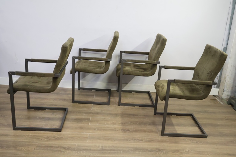 Set van 4 groene eetkamerstoelen met metalen frame – foto 8 – kavel bij GSD Auctions, Zoeterwoude