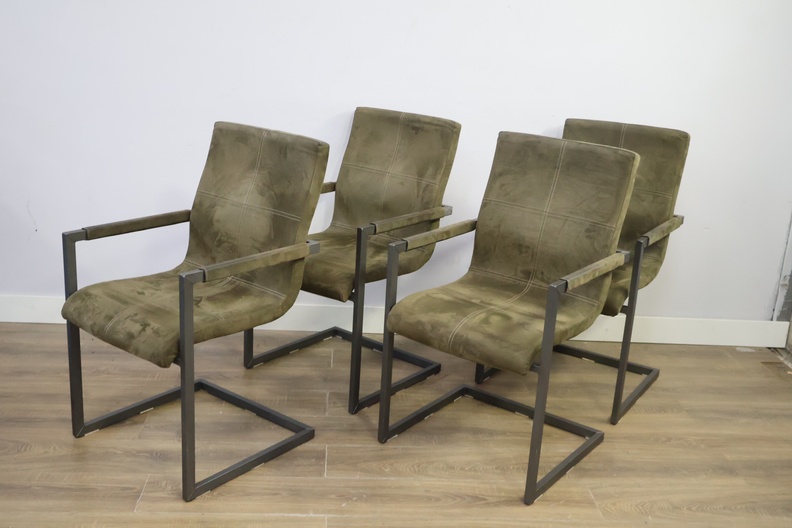 Set van 4 groene eetkamerstoelen met metalen frame – foto 9 – kavel bij GSD Auctions, Zoeterwoude