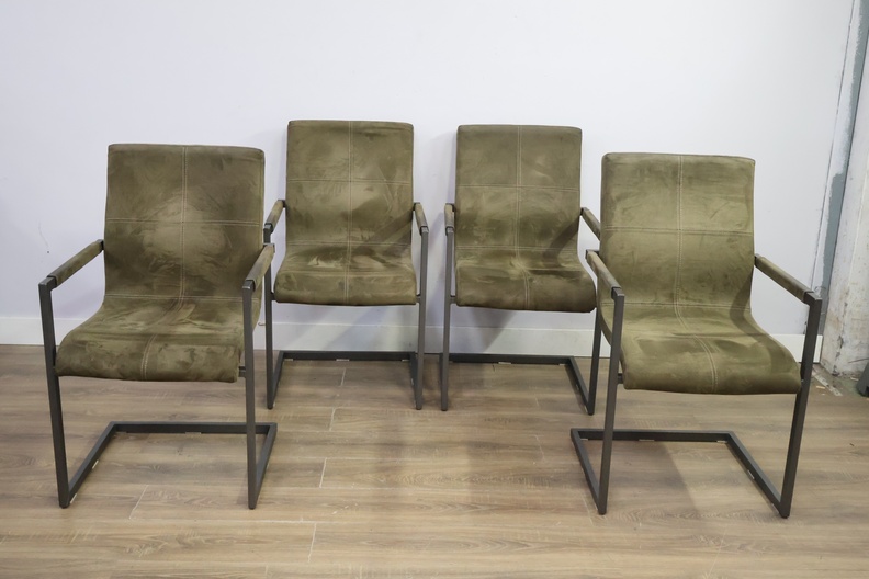 Set van 4 groene eetkamerstoelen met metalen frame – foto 11 – kavel bij GSD Auctions, Zoeterwoude
