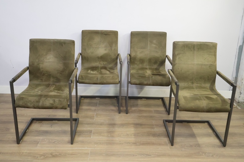 Set van 4 groene eetkamerstoelen met metalen frame – foto 12 – kavel bij GSD Auctions, Zoeterwoude