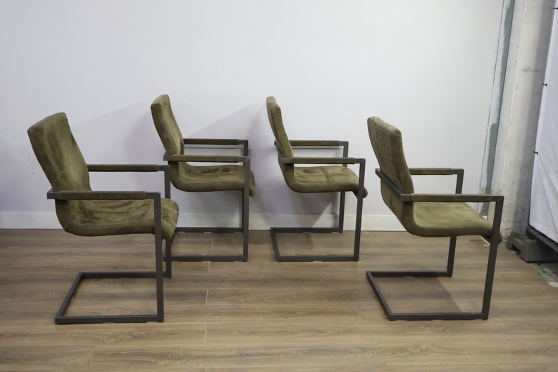 Set van 4 groene eetkamerstoelen met metalen frame – foto 3 – kavel bij GSD Auctions, Zoeterwoude