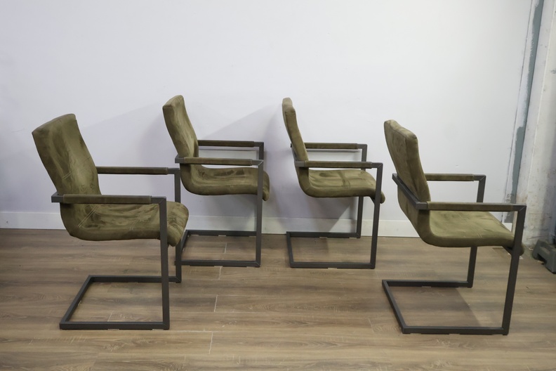Set van 4 groene eetkamerstoelen met metalen frame – foto 4 – kavel bij GSD Auctions, Zoeterwoude