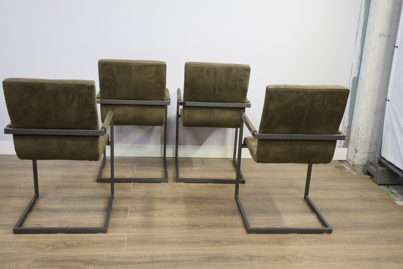 Set van 4 groene eetkamerstoelen met metalen frame – foto 5 – kavel bij GSD Auctions, Zoeterwoude