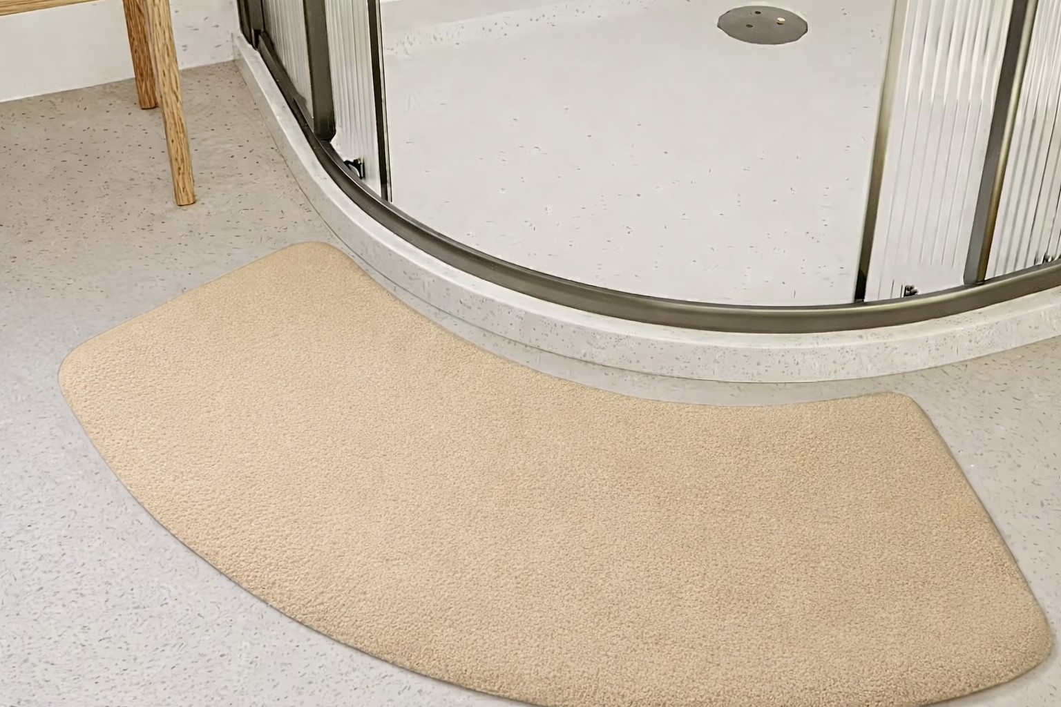 Douche en badmat beige - halfrond – kavel bij GSD Auctions, Zoeterwoude