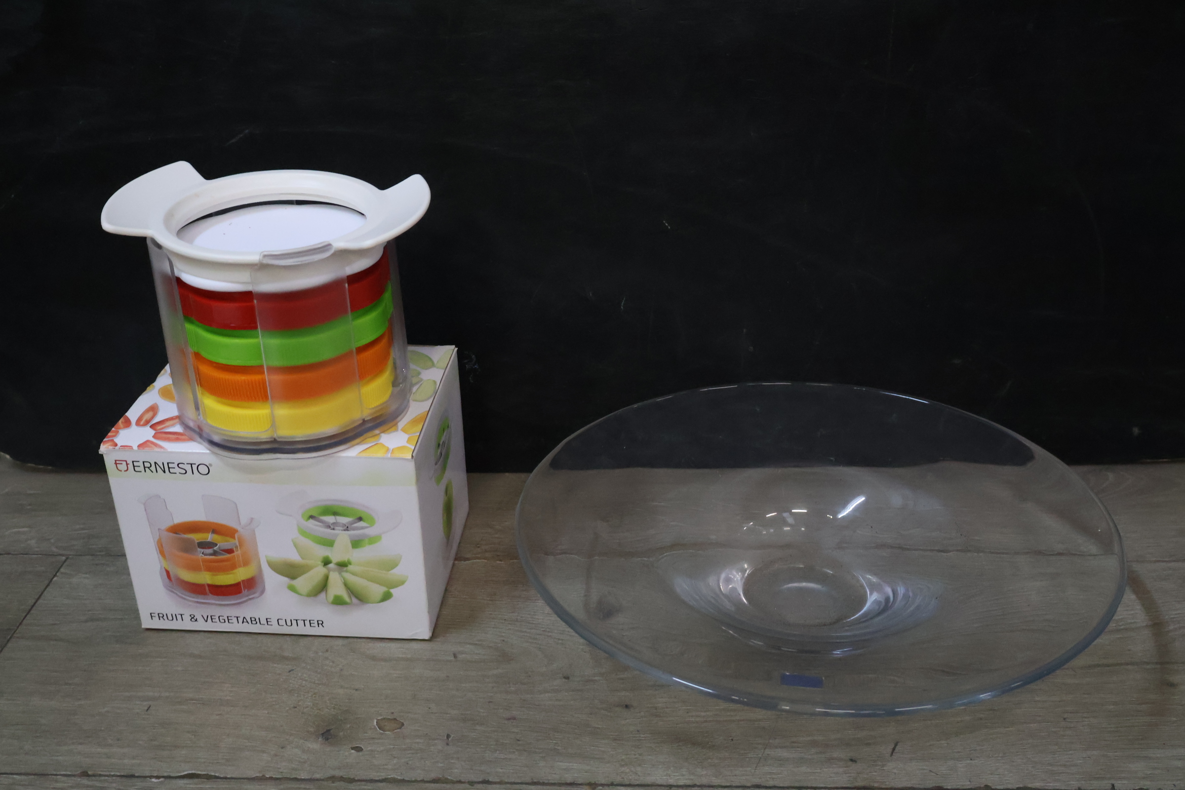 Ernesto Fruit & Vegetable Cutter met een glazen schaal' – foto 4 – kavel bij GSD Auctions, Zoeterwoude