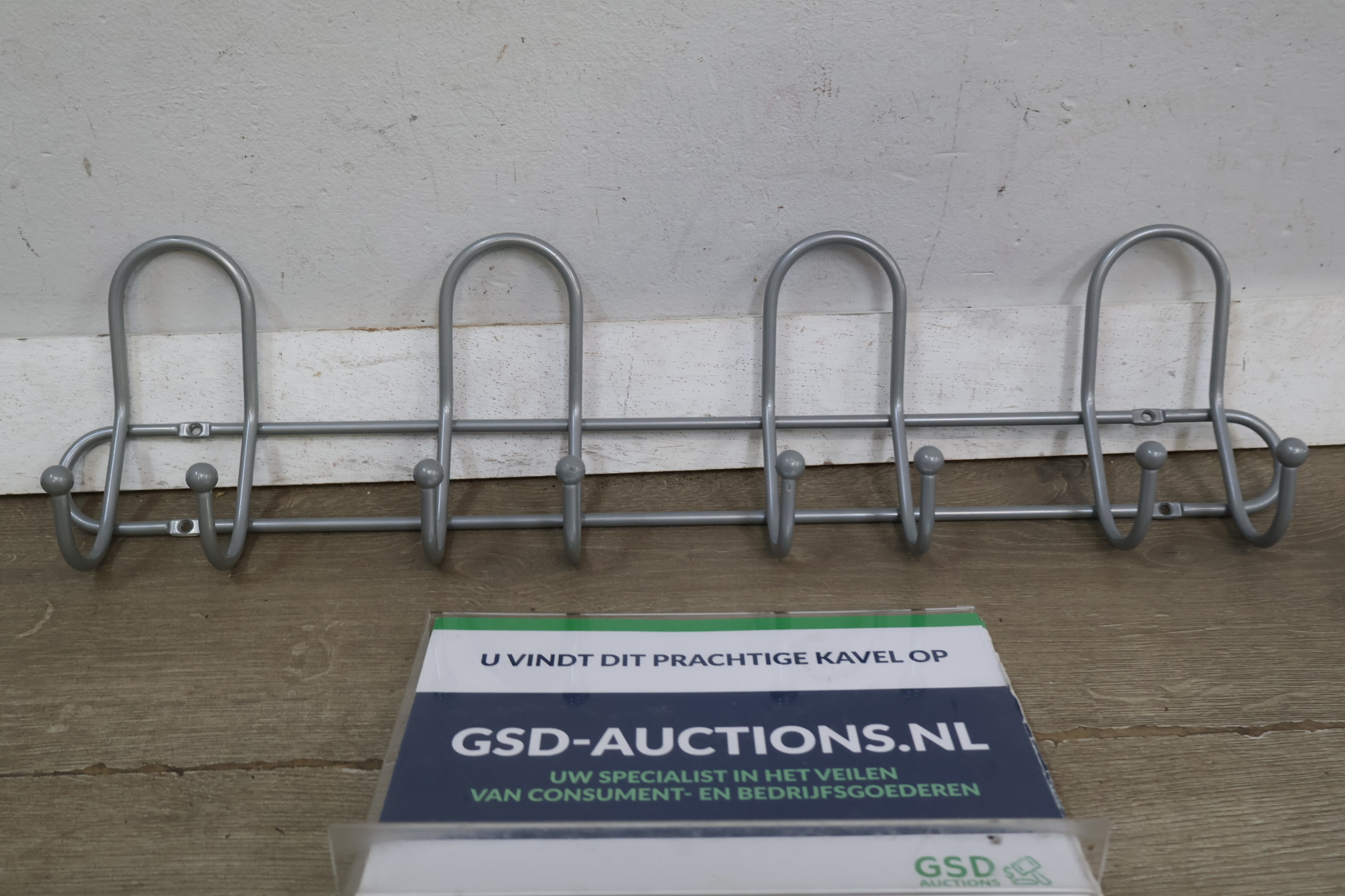 Grijze metalen kapstok met acht haken' – kavel bij GSD Auctions, Zoeterwoude