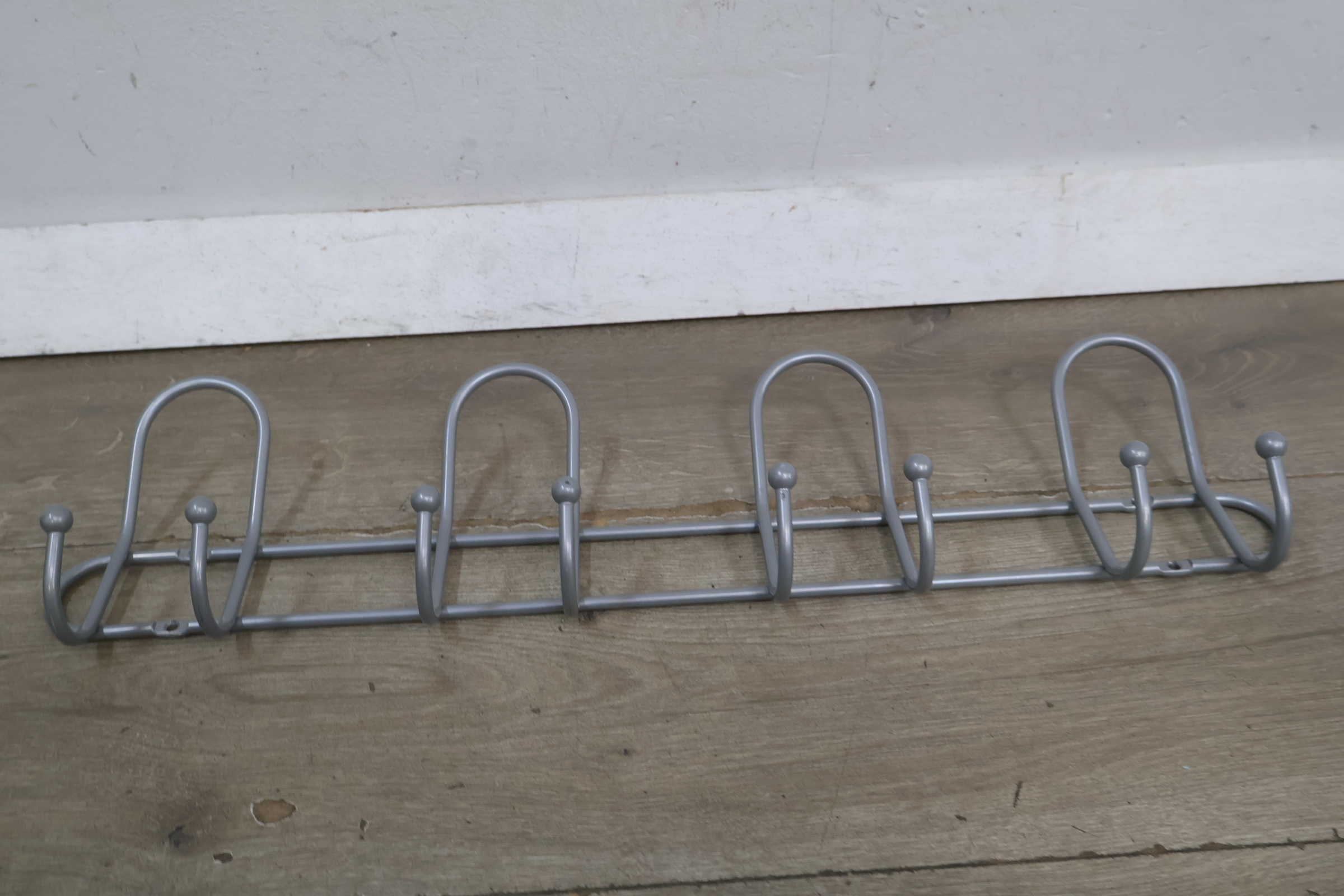 Grijze metalen kapstok met acht haken' – foto 5 – kavel bij GSD Auctions, Zoeterwoude