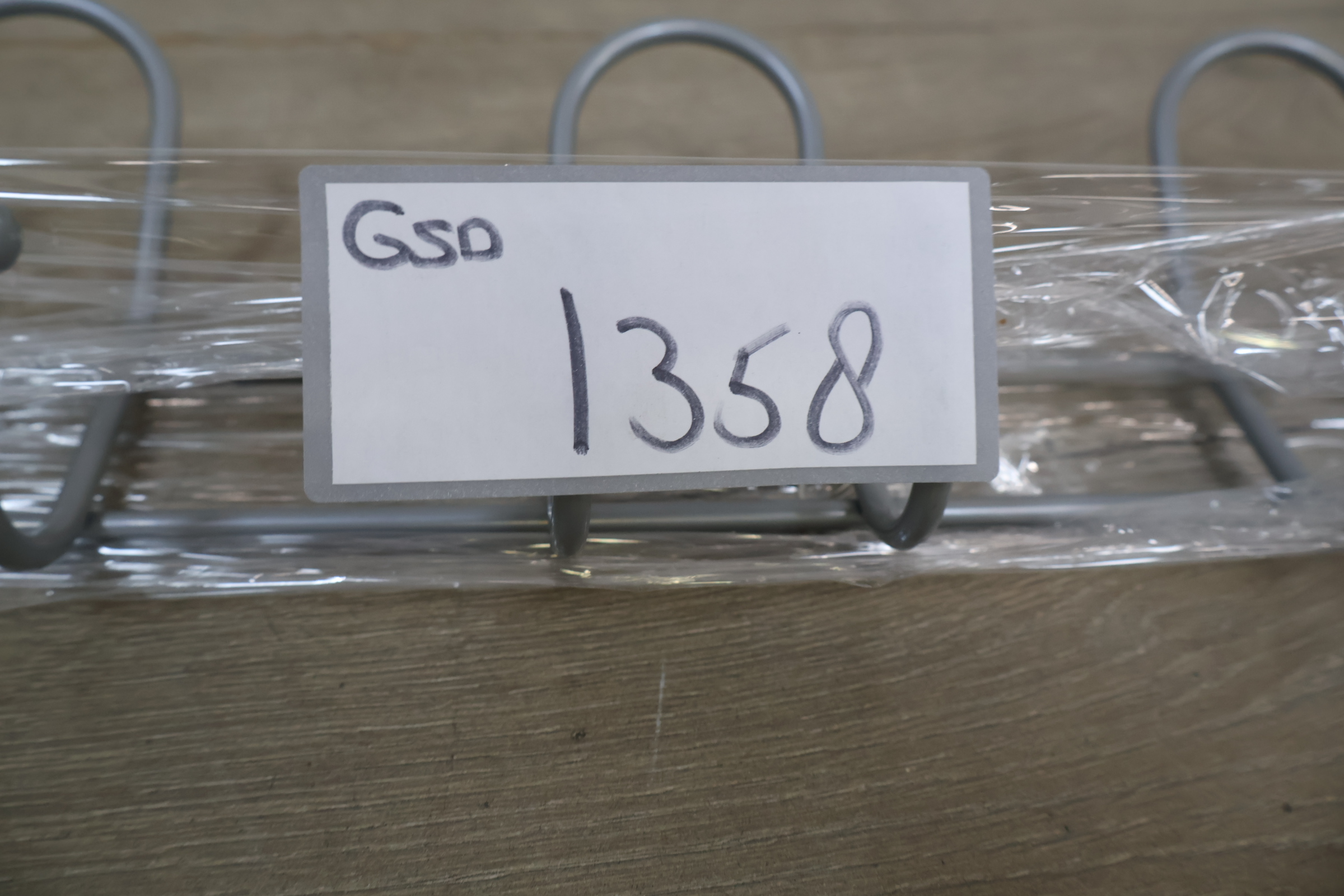 Grijze metalen kapstok met acht haken' – foto 13 – kavel bij GSD Auctions, Zoeterwoude