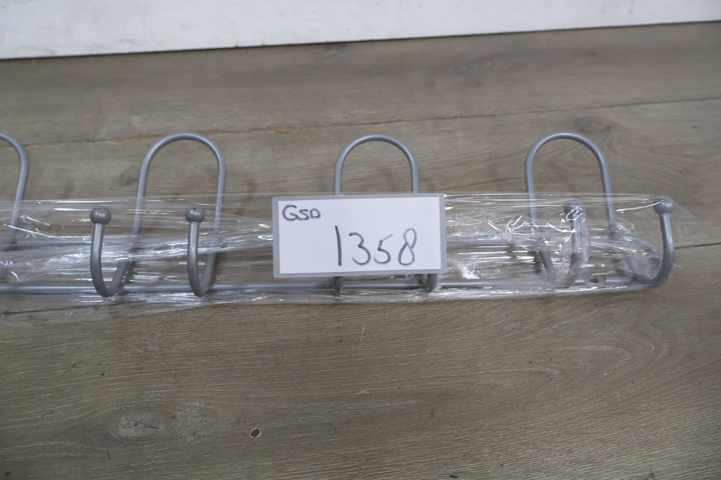 Grijze metalen kapstok met acht haken' – foto 14 – kavel bij GSD Auctions, Zoeterwoude