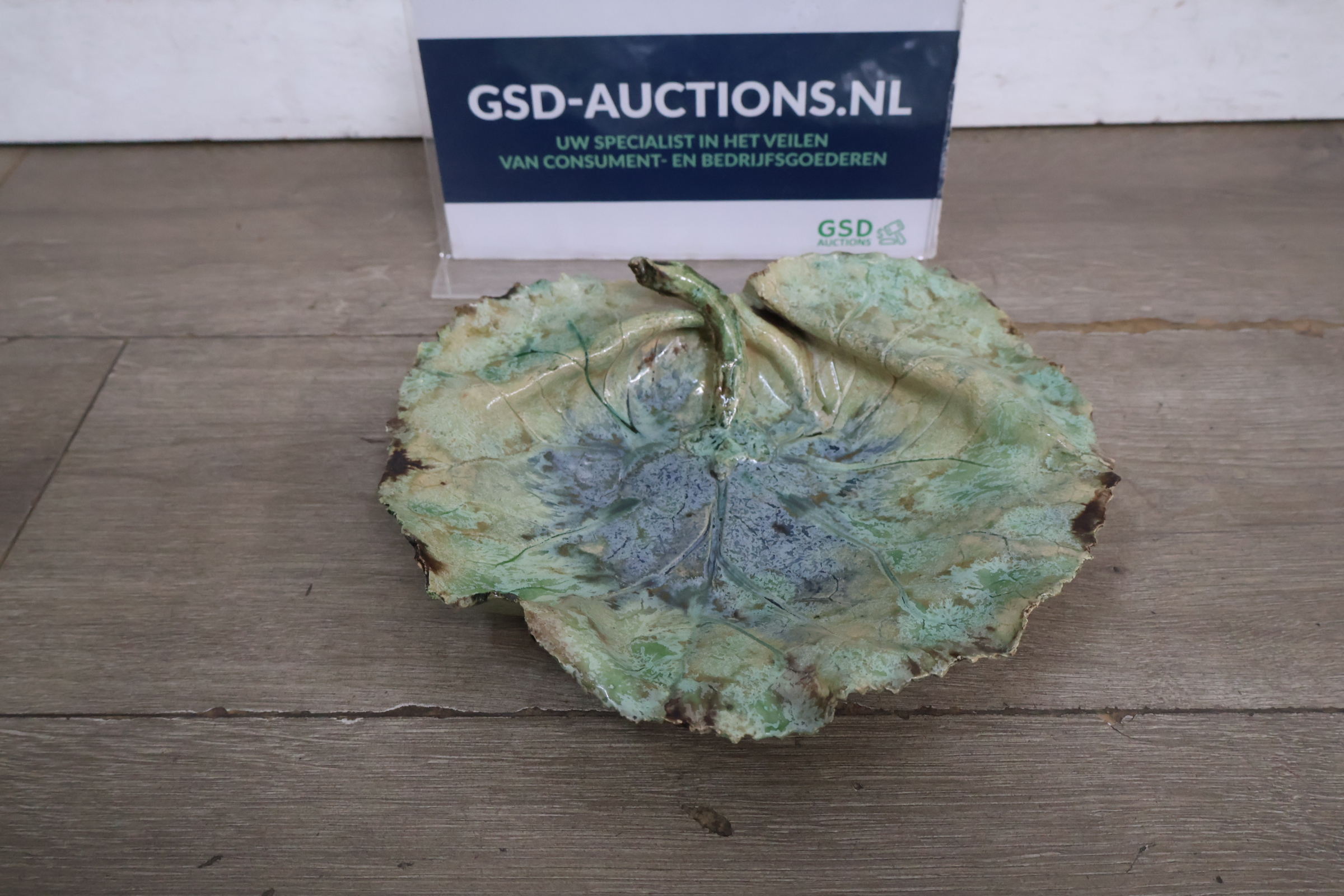 Keramisch bladvormig schaaltje' – kavel bij GSD Auctions, Zoeterwoude