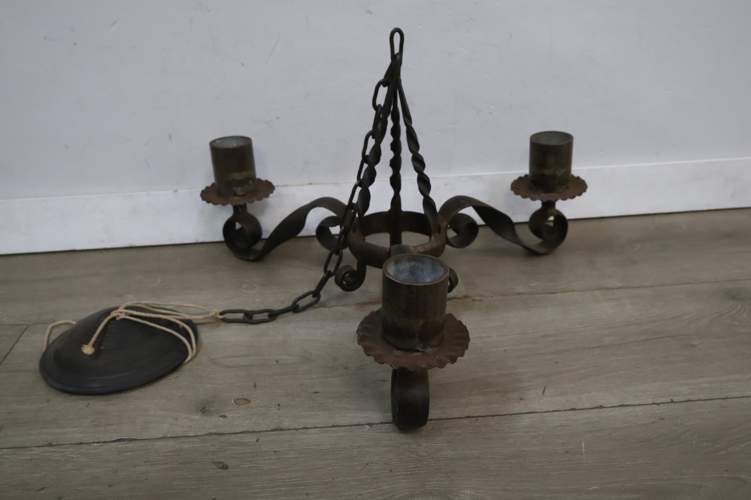 Smeedijzeren kroonluchter' – foto 3 – kavel bij GSD Auctions, Zoeterwoude