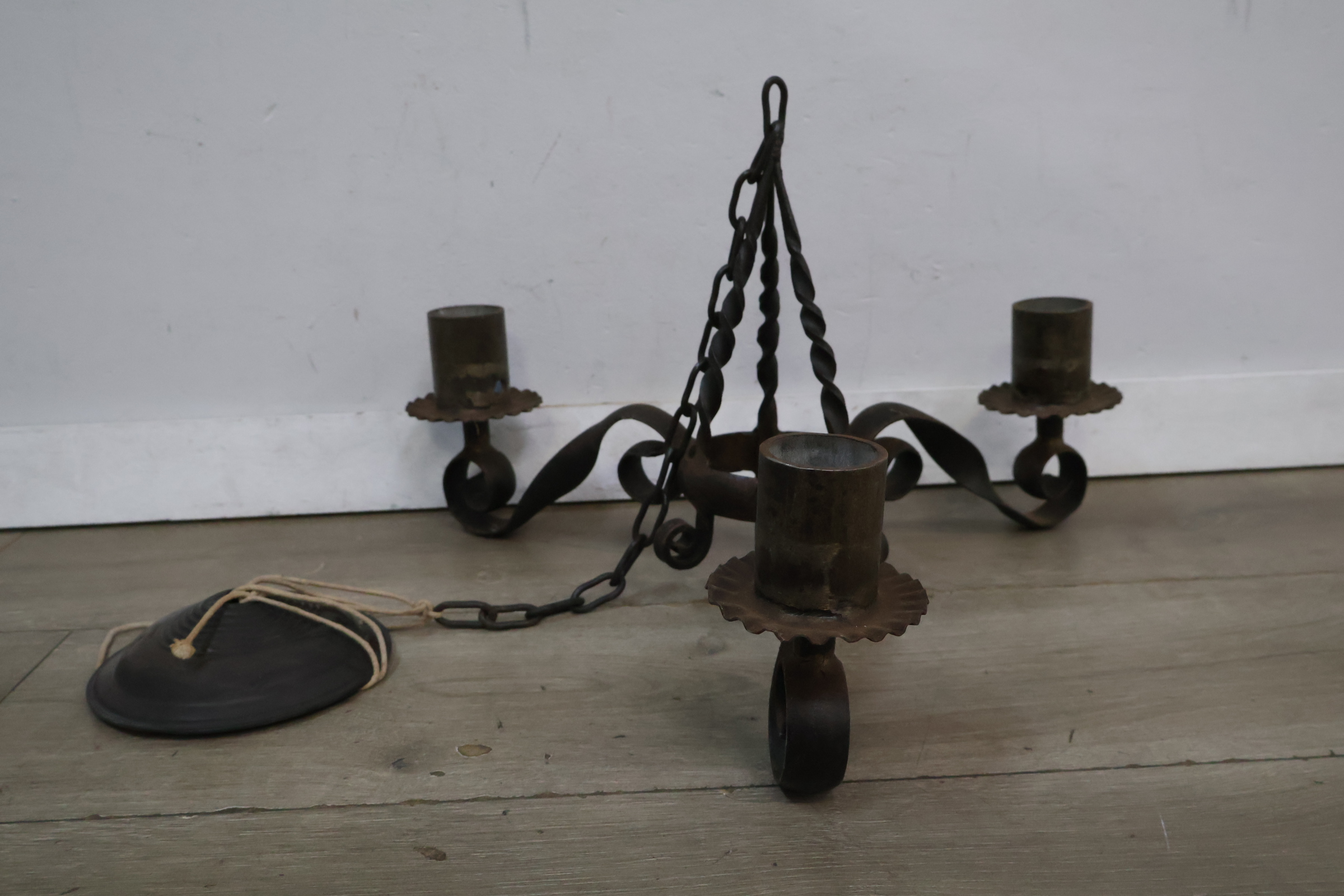 Smeedijzeren kroonluchter' – foto 4 – kavel bij GSD Auctions, Zoeterwoude