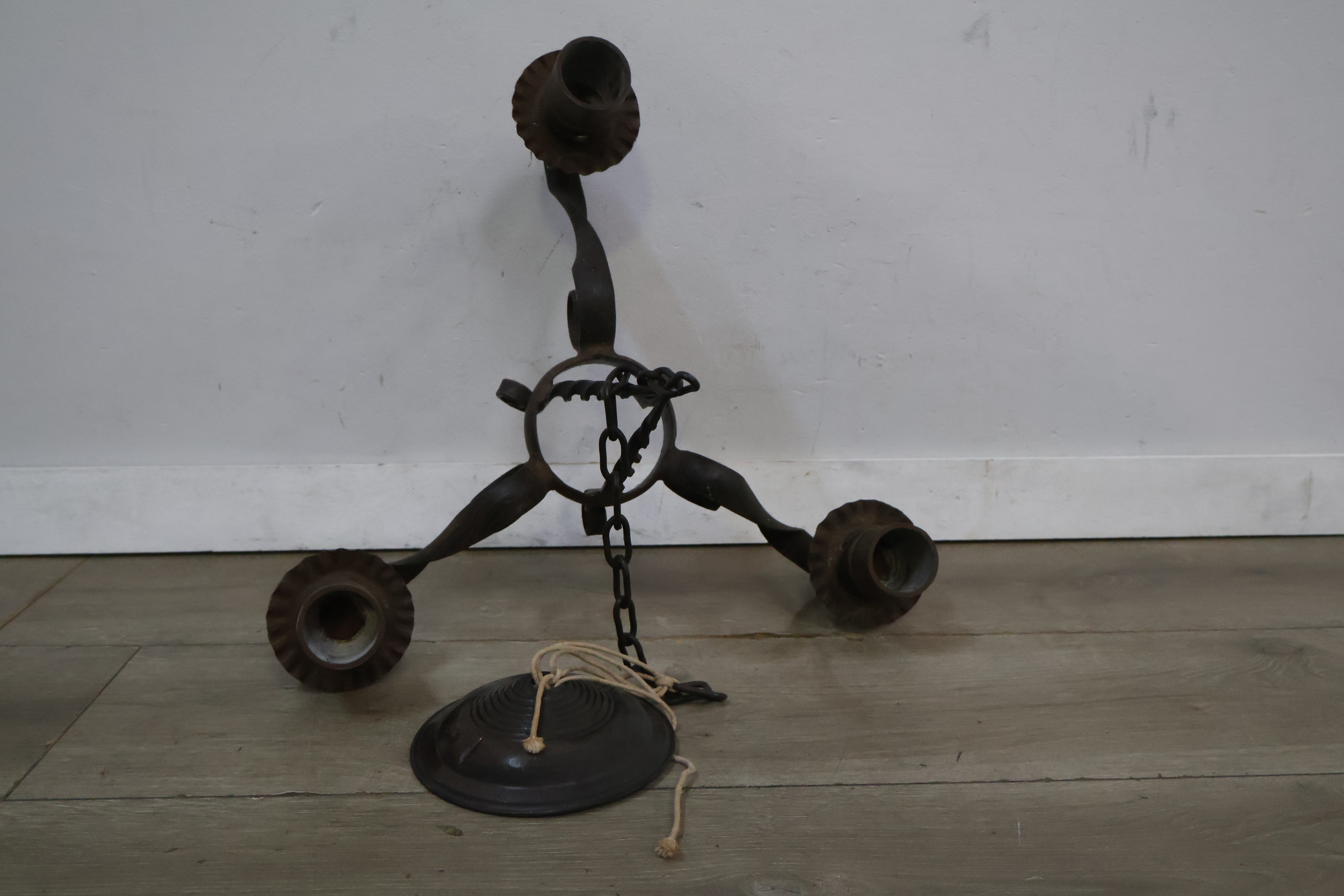 Smeedijzeren kroonluchter' – foto 6 – kavel bij GSD Auctions, Zoeterwoude