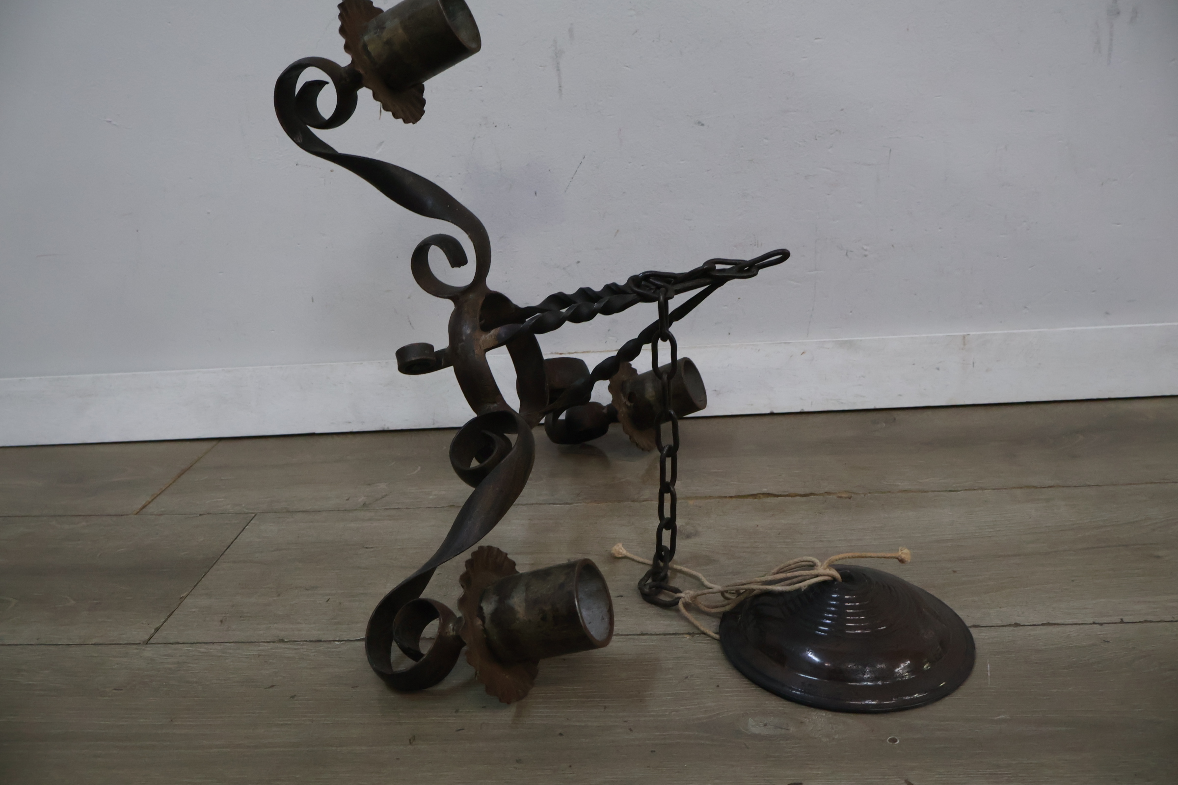 Smeedijzeren kroonluchter' – foto 9 – kavel bij GSD Auctions, Zoeterwoude