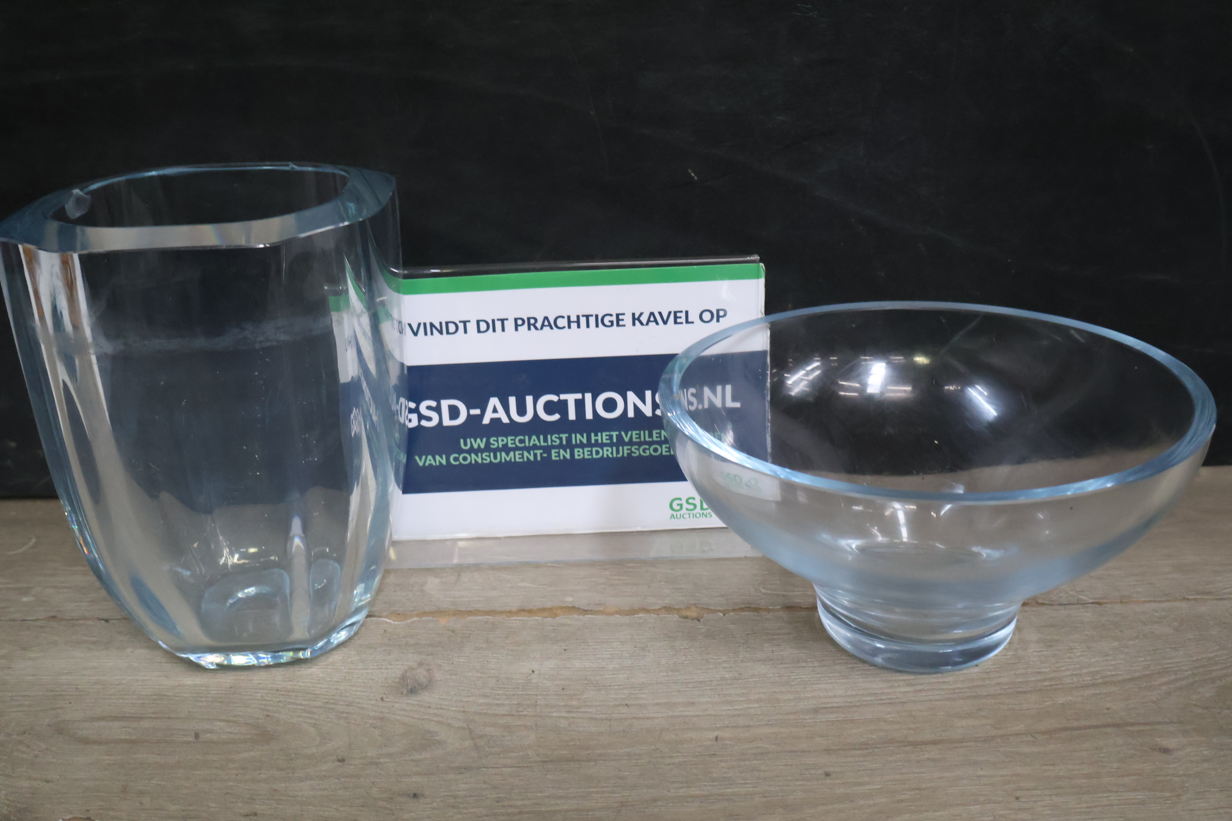 Helder glazen vaas en schaal' – kavel bij GSD Auctions, Zoeterwoude