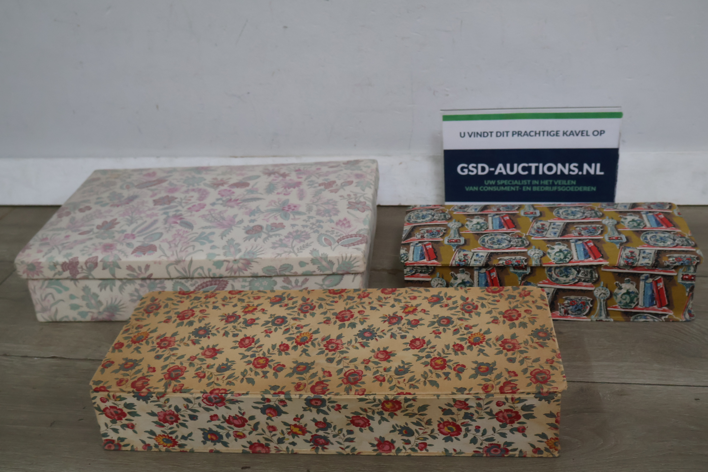 Set van drie decoratieve dozens met bloemmotief' – kavel bij GSD Auctions, Zoeterwoude