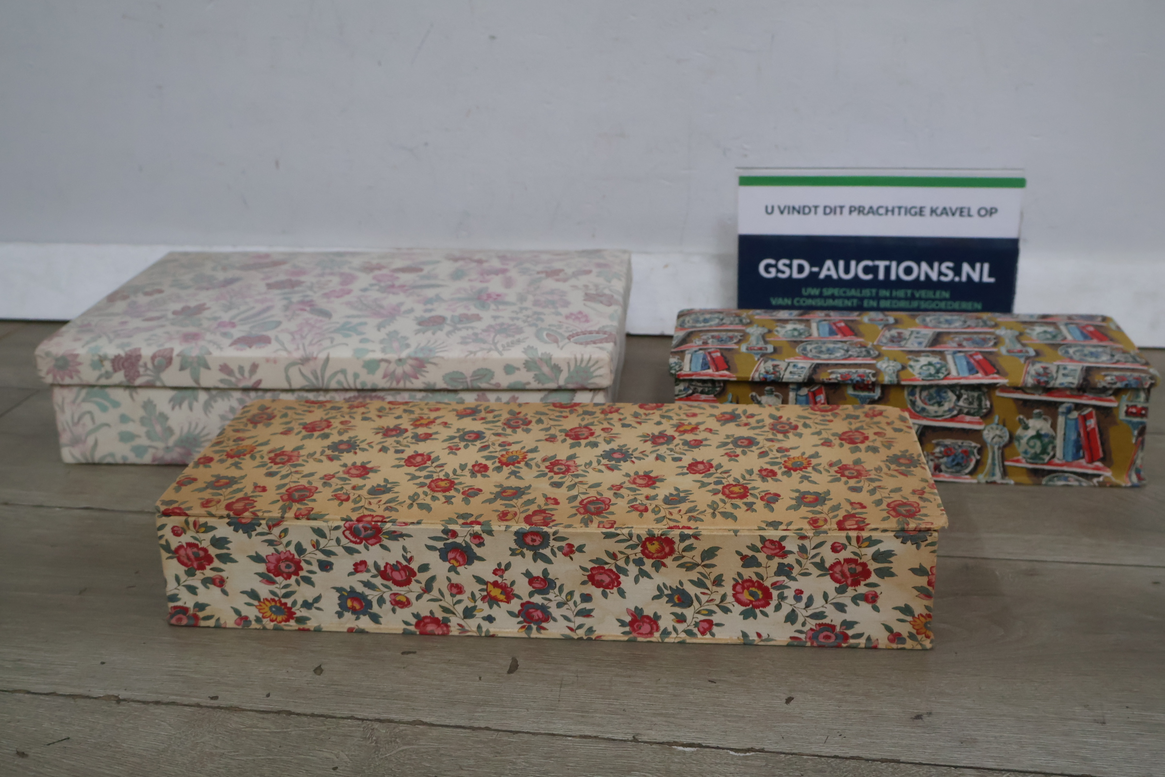 Set van drie decoratieve dozens met bloemmotief' – foto 2 – kavel bij GSD Auctions, Zoeterwoude