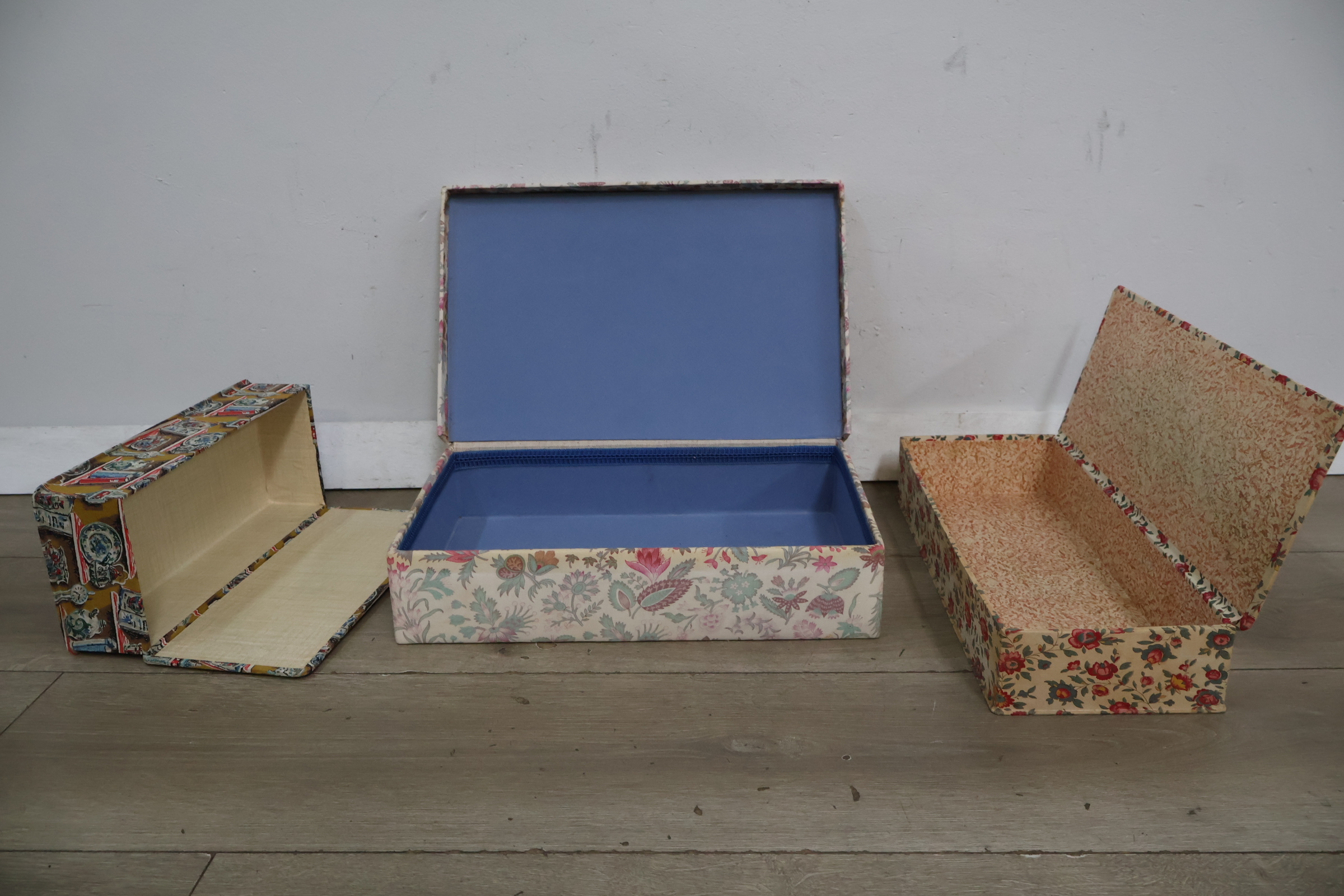 Set van drie decoratieve dozens met bloemmotief' – foto 5 – kavel bij GSD Auctions, Zoeterwoude