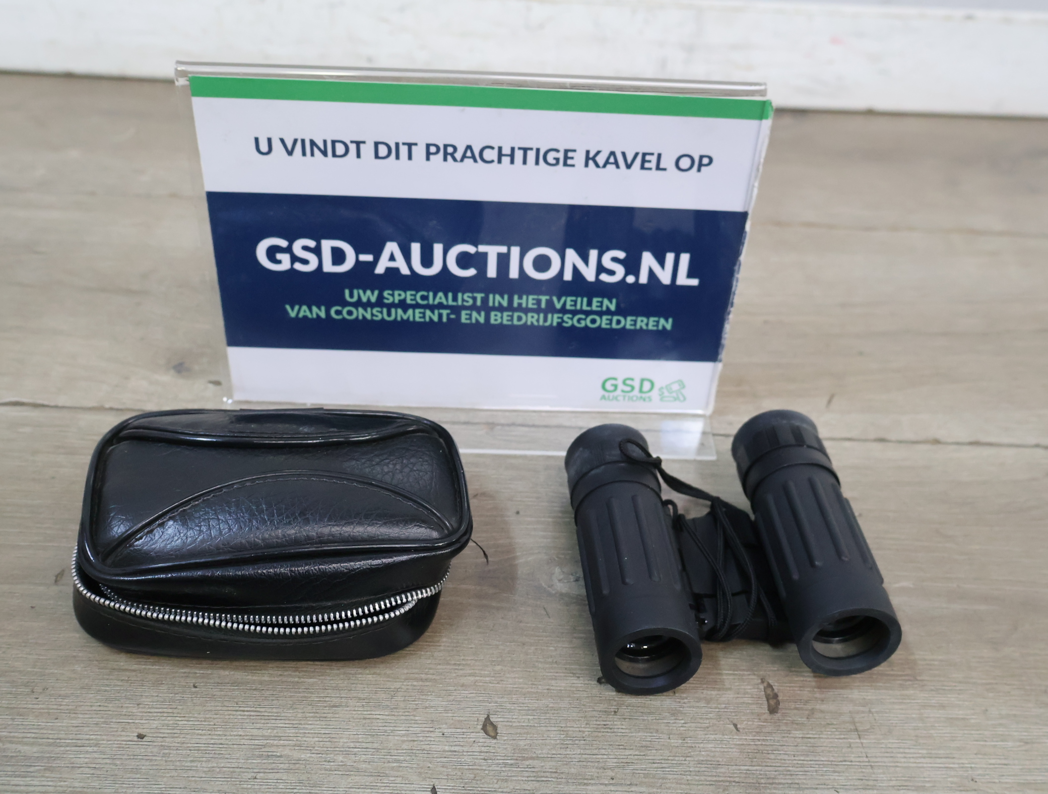 Zwarte compacte verrekijker met etui – foto 2 – kavel bij GSD Auctions, Zoeterwoude