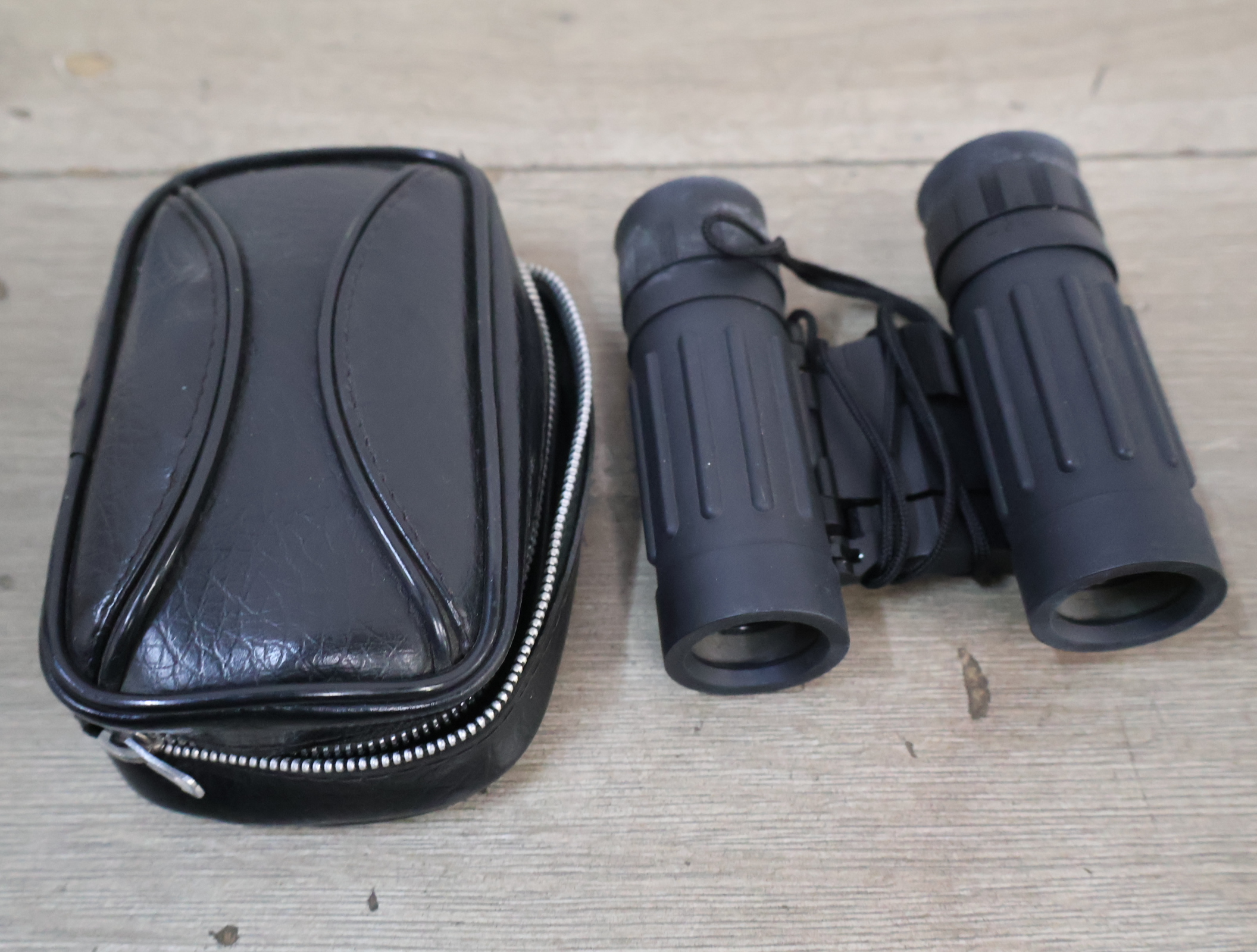 Zwarte compacte verrekijker met etui – foto 3 – kavel bij GSD Auctions, Zoeterwoude